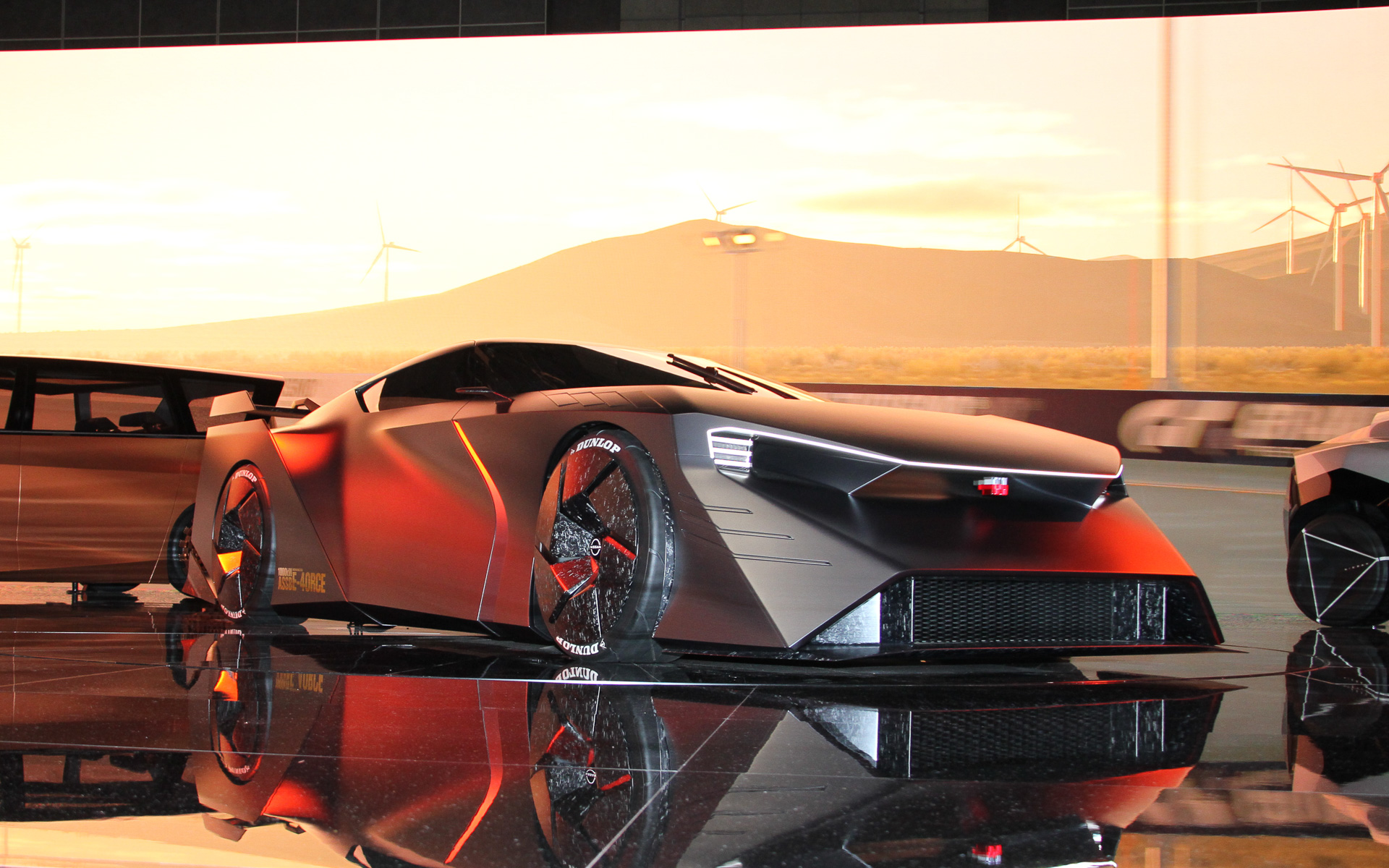 エクステリアは低くワイドに構えたスタンスで、滑らかな曲線とボディパネルの大胆な幾何学模様をシームレスに融合させたデザインを採用