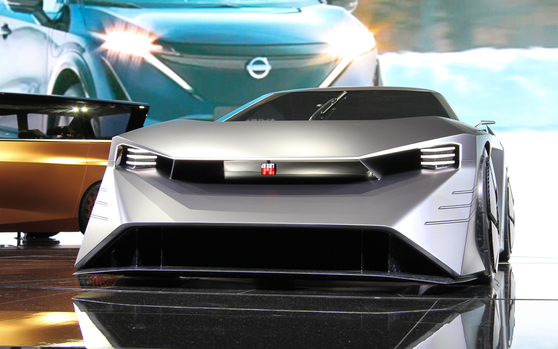 エクステリアは低くワイドに構えたスタンスで、滑らかな曲線とボディパネルの大胆な幾何学模様をシームレスに融合させたデザインを採用