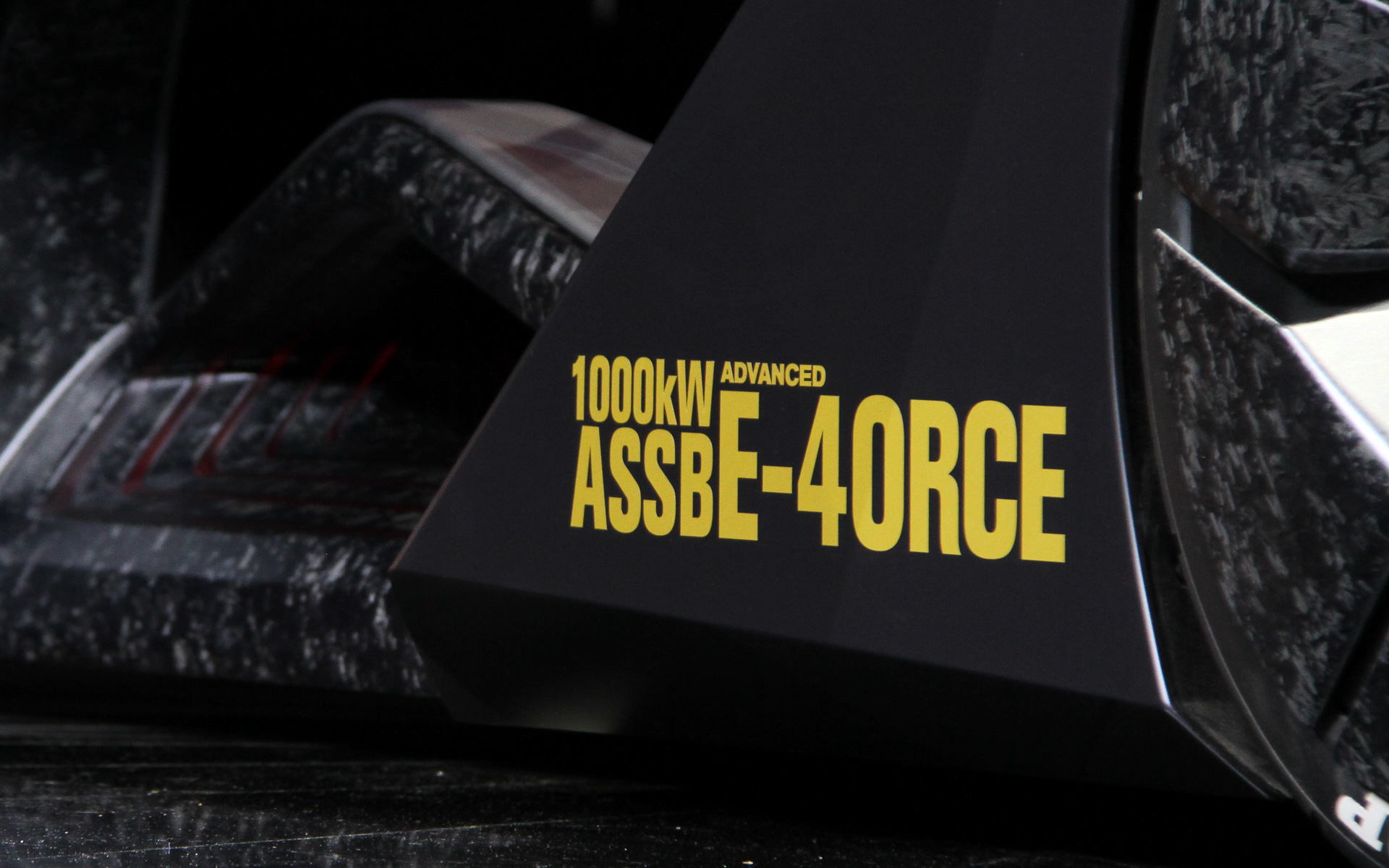 エクステリアは低くワイドに構えたスタンスで、滑らかな曲線とボディパネルの大胆な幾何学模様をシームレスに融合させたデザインを採用