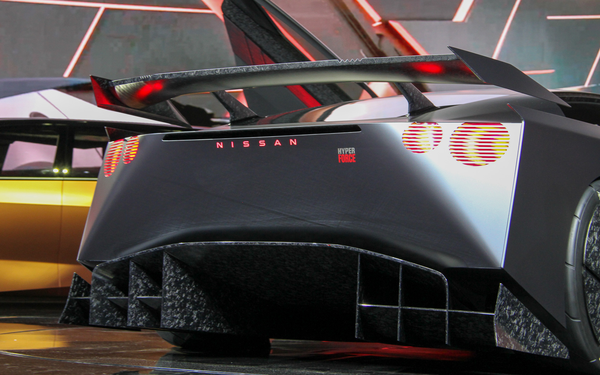 エクステリアは低くワイドに構えたスタンスで、滑らかな曲線とボディパネルの大胆な幾何学模様をシームレスに融合させたデザインを採用