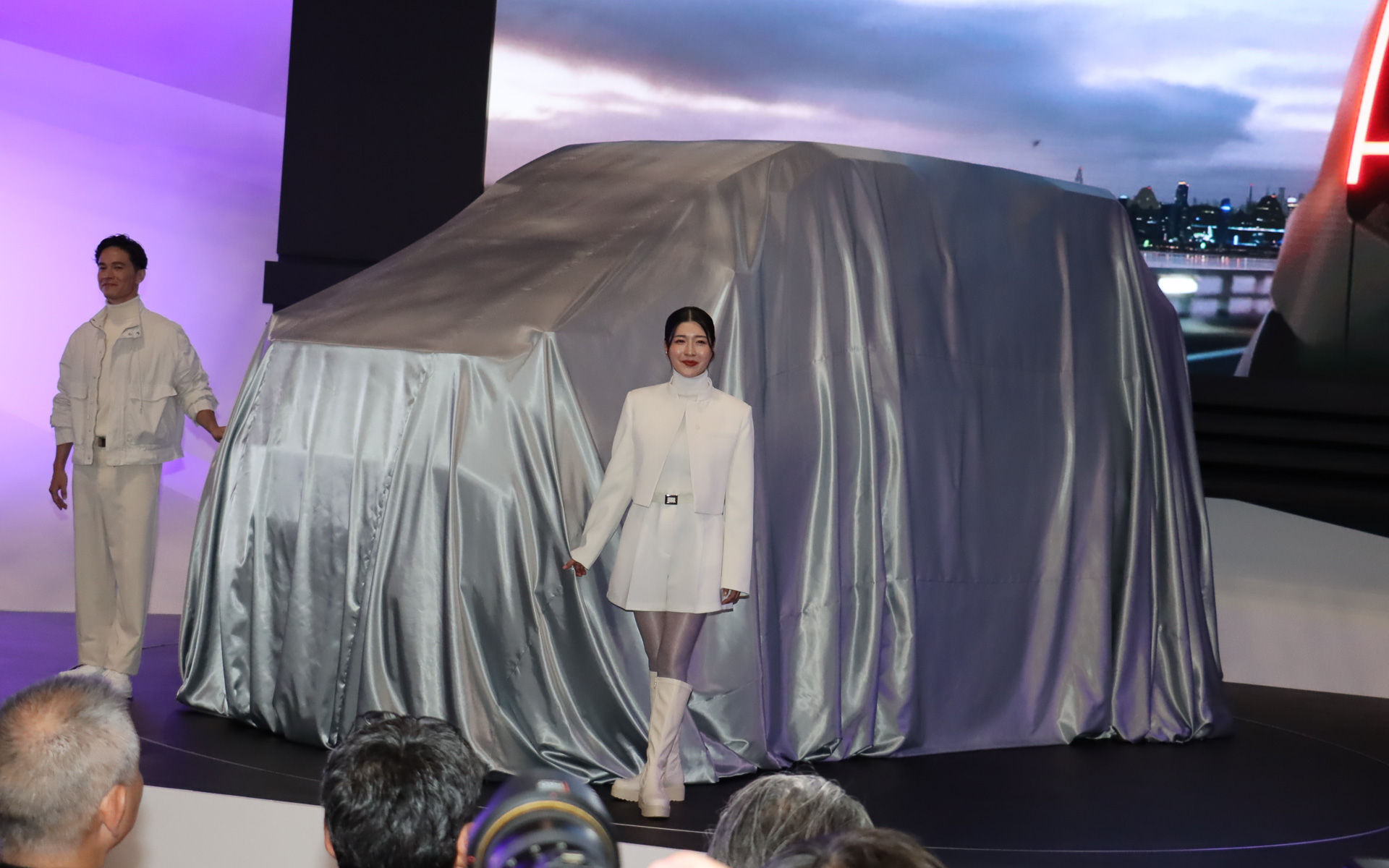 ステージ上でD：X コンセプトがアンベールされた