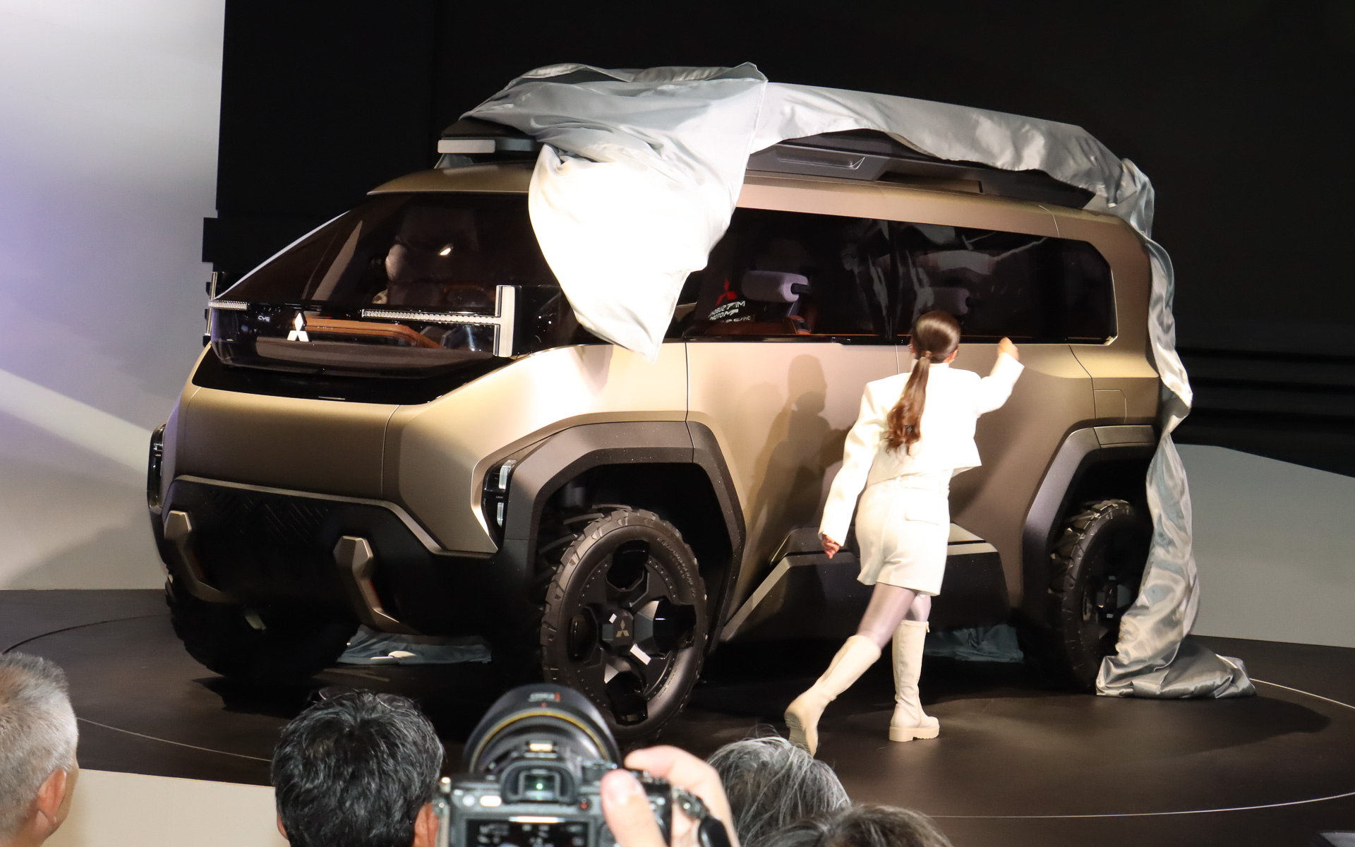 ステージ上でD：X コンセプトがアンベールされた