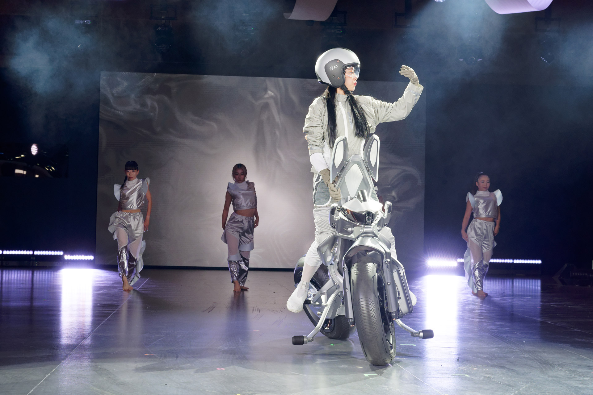 ダンスパフォーマンスする自律走行二輪「MOTOROiD2」