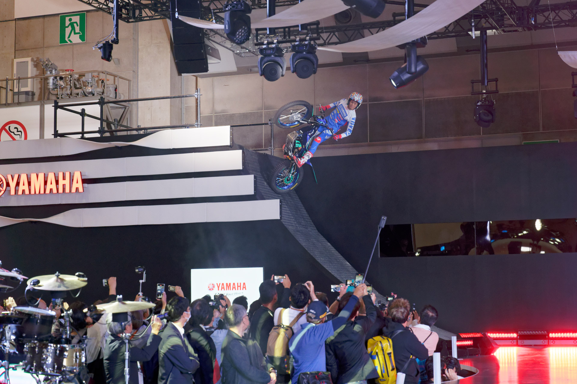 ステージを広々と使ってパフォーマンス