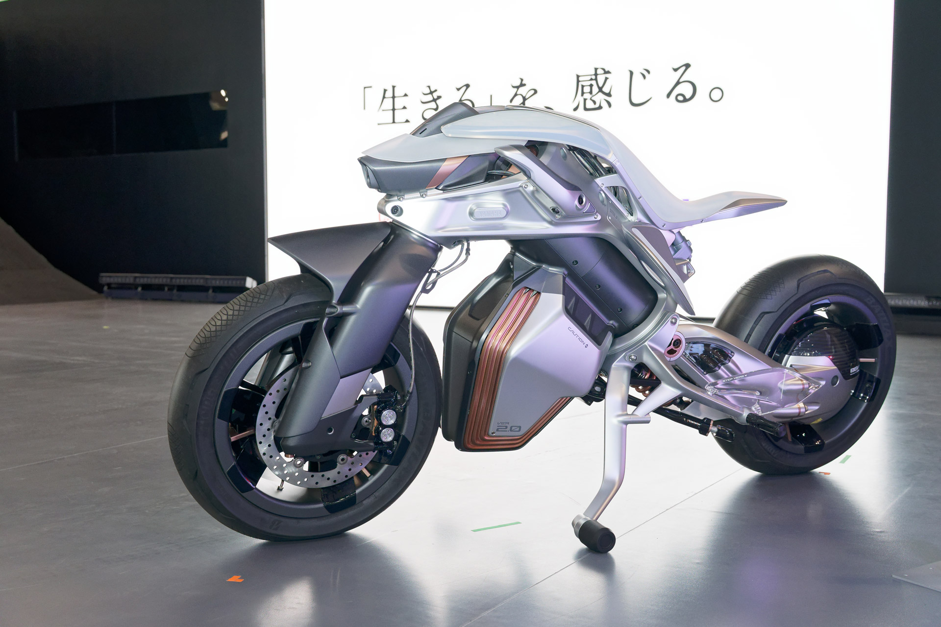 自律走行二輪「MOTOROiD2」