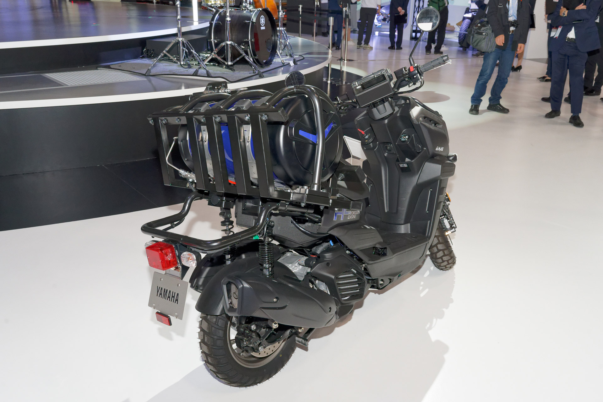 シート後ろに大きな燃料タンクが搭載されているが、これはダミーとのこと