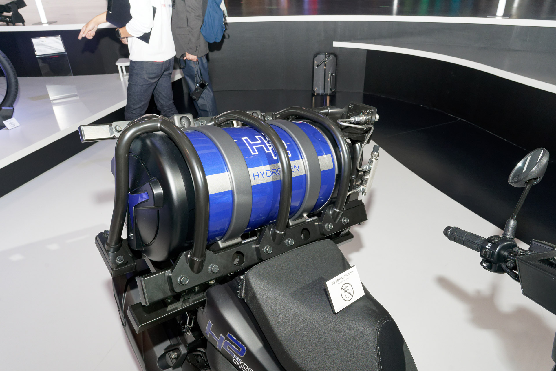 シート後ろに大きな燃料タンクが搭載されているが、これはダミーとのこと