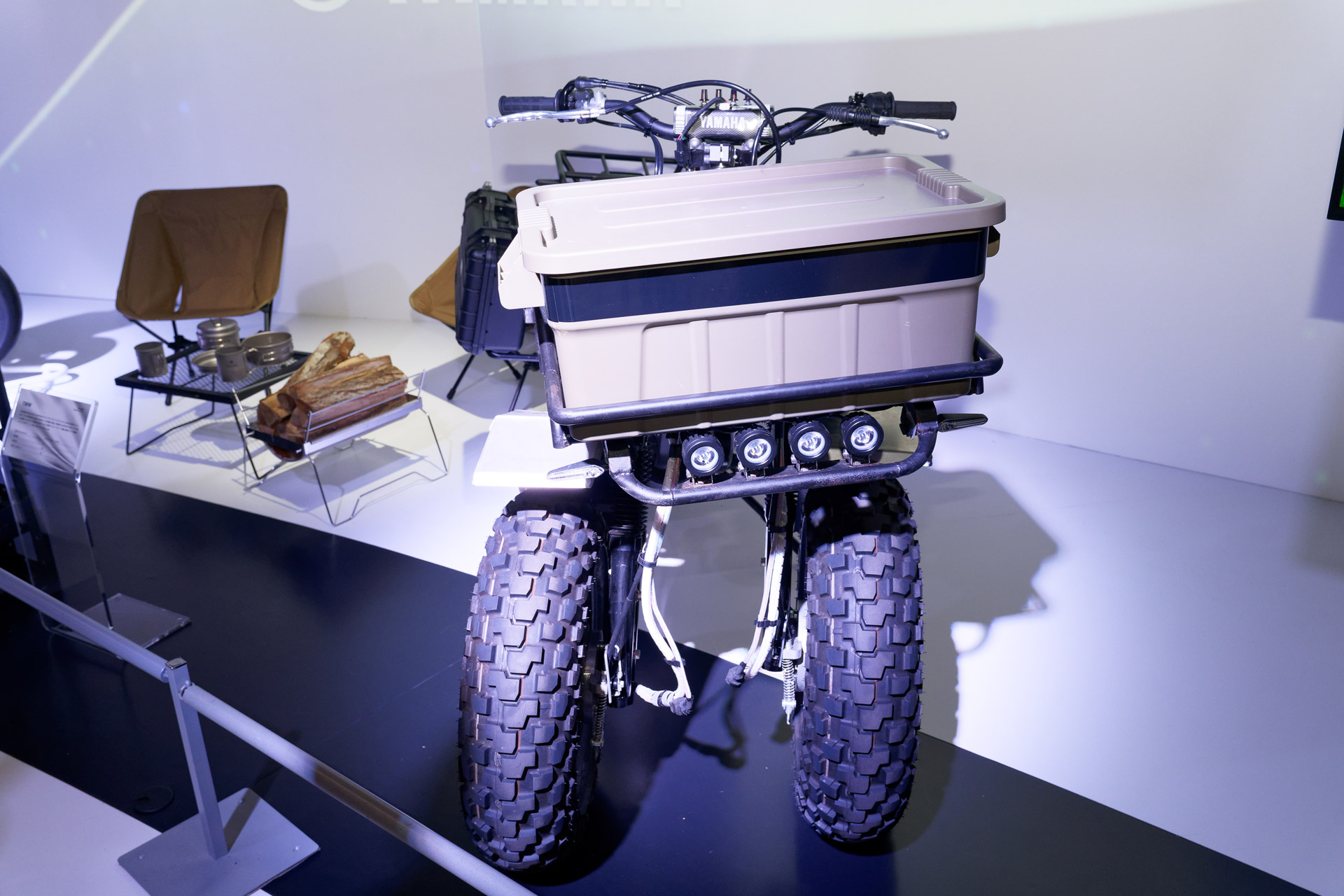 前輪はインホイールモーター、後輪はエンジン駆動というハイブリッド構成