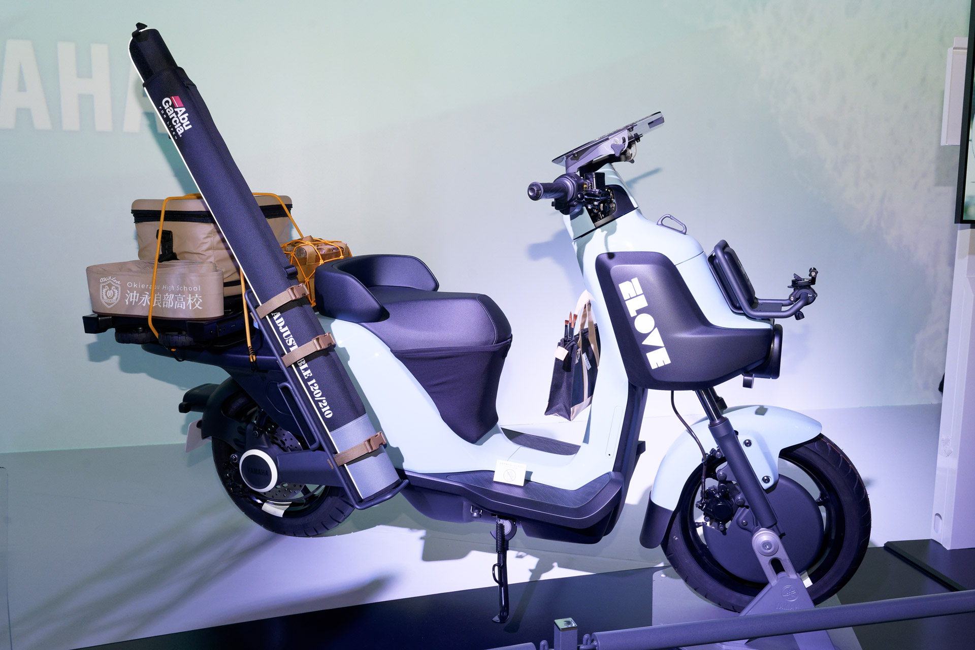その電動スクーターをもとに、原付で通学する沖永良部島の高校生やプロ車いすテニスプレーヤーとのコラボで生まれた参考出品モデル