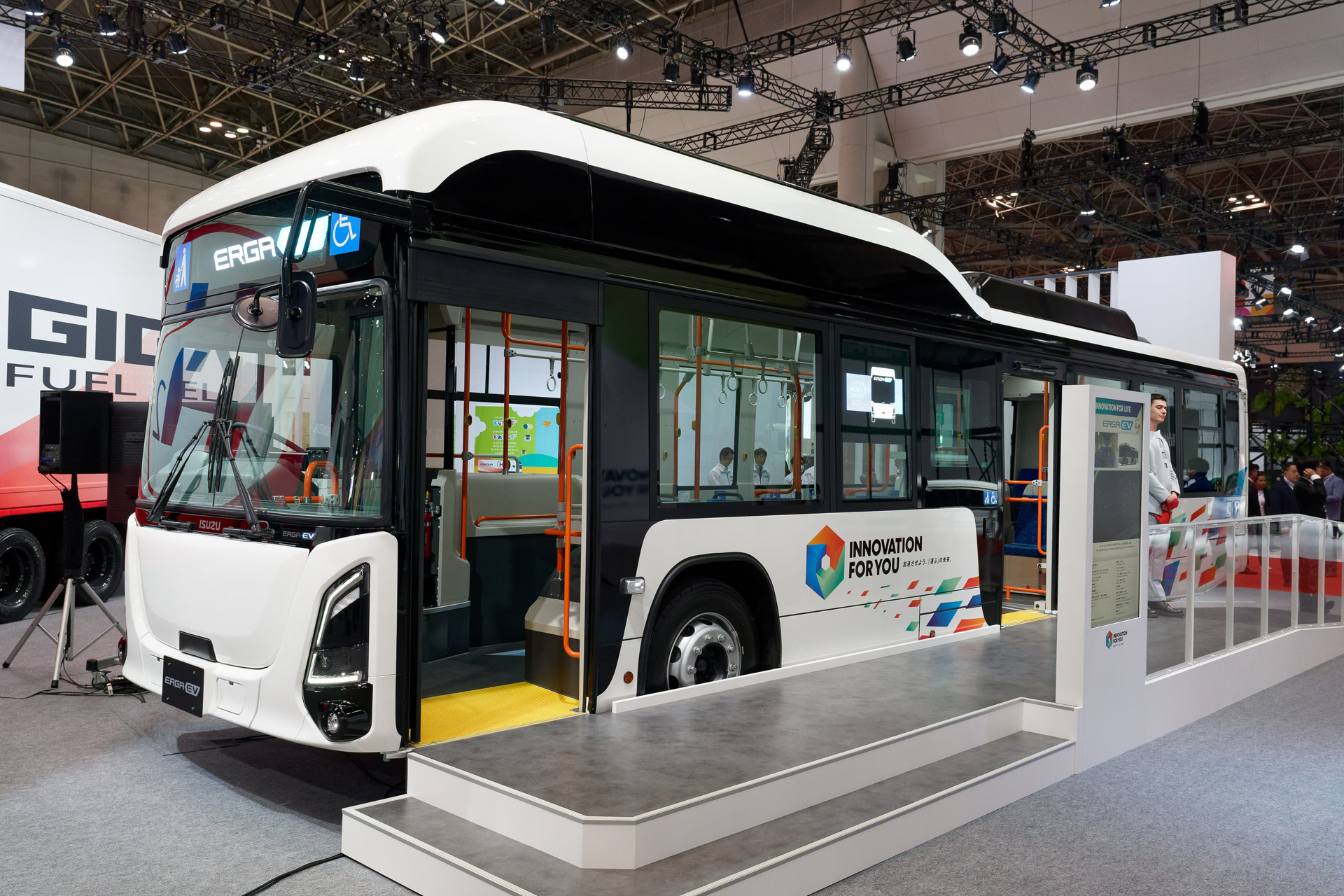 後部座席までフルフラットの大型EVバス