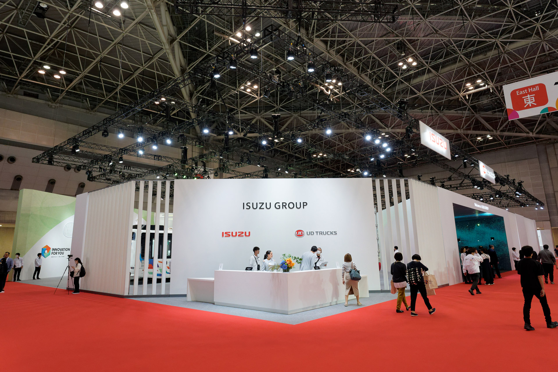 いすゞとUDトラックスのブース