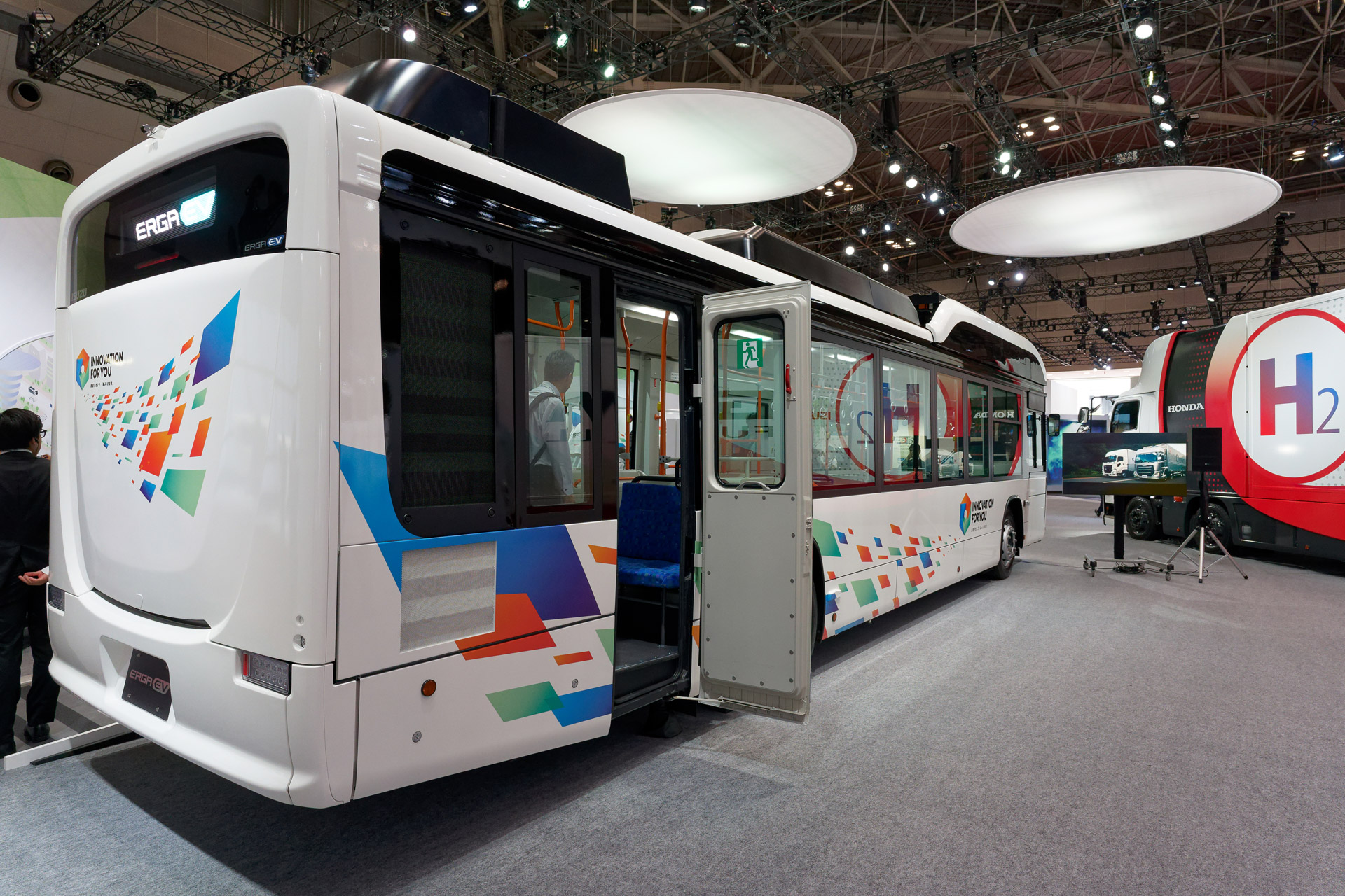 参考出品となる「ERGA EV」シリーズの大型EVバス