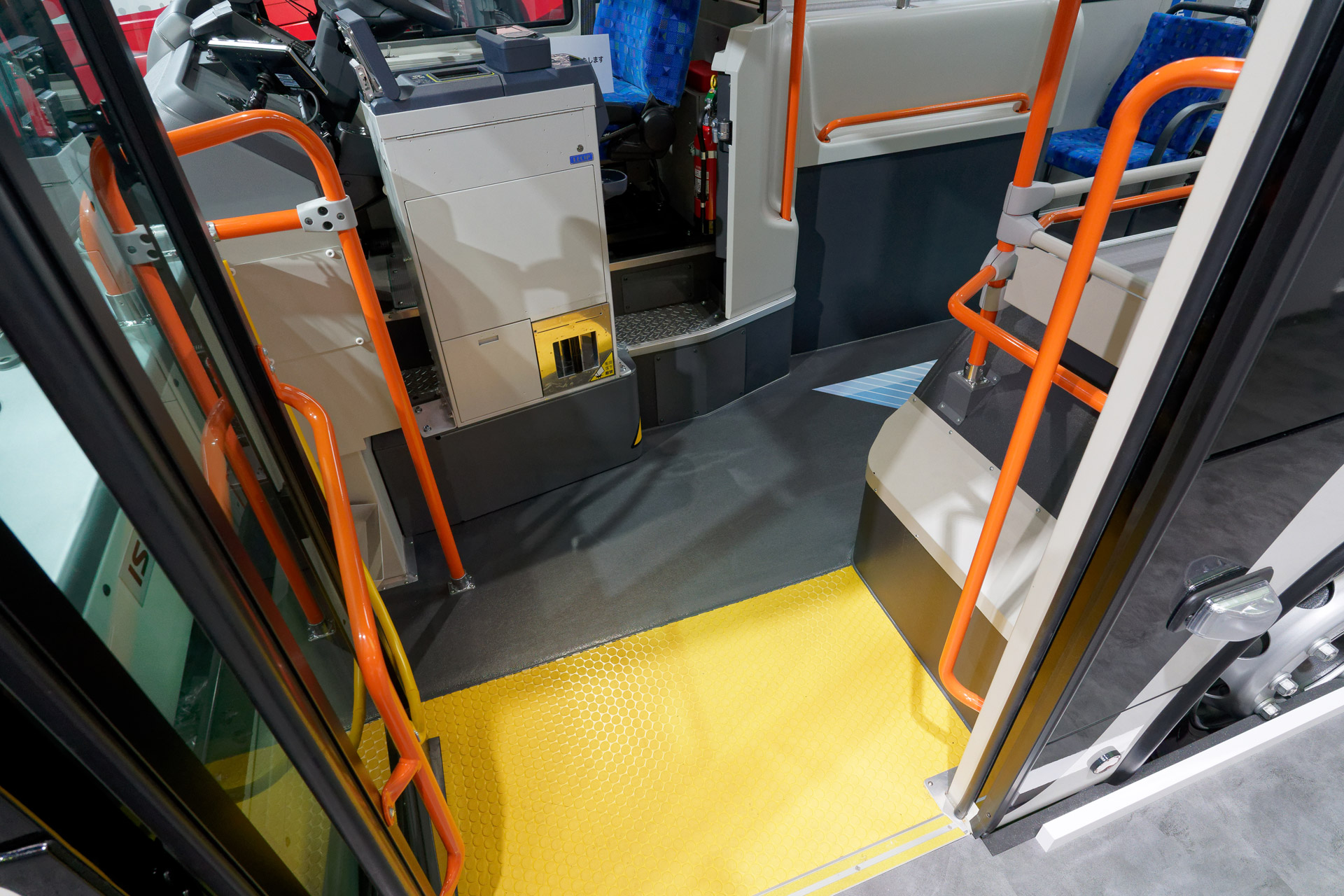 車体前方の乗降口はもちろん段差なし