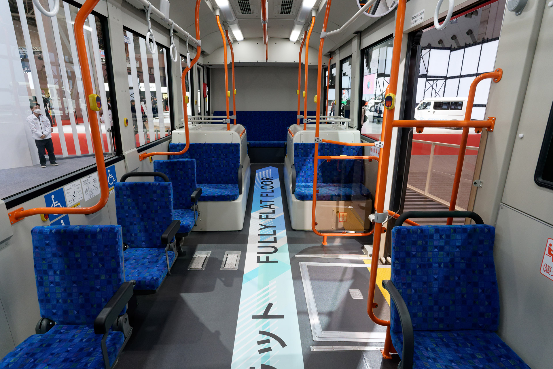 車内前方から後方まで完全にフラット