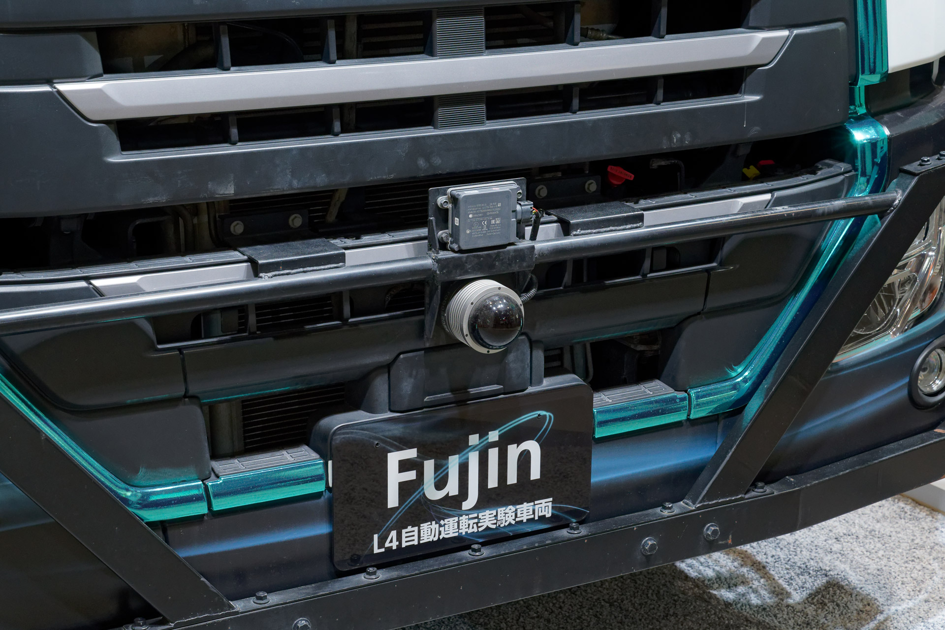 車体前方の中央と両サイド、後方にもLiDAR