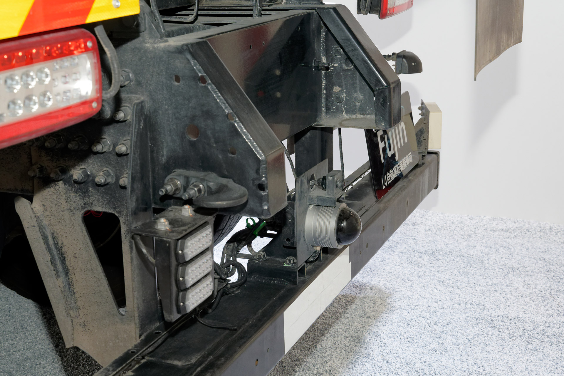 車体前方の中央と両サイド、後方にもLiDAR