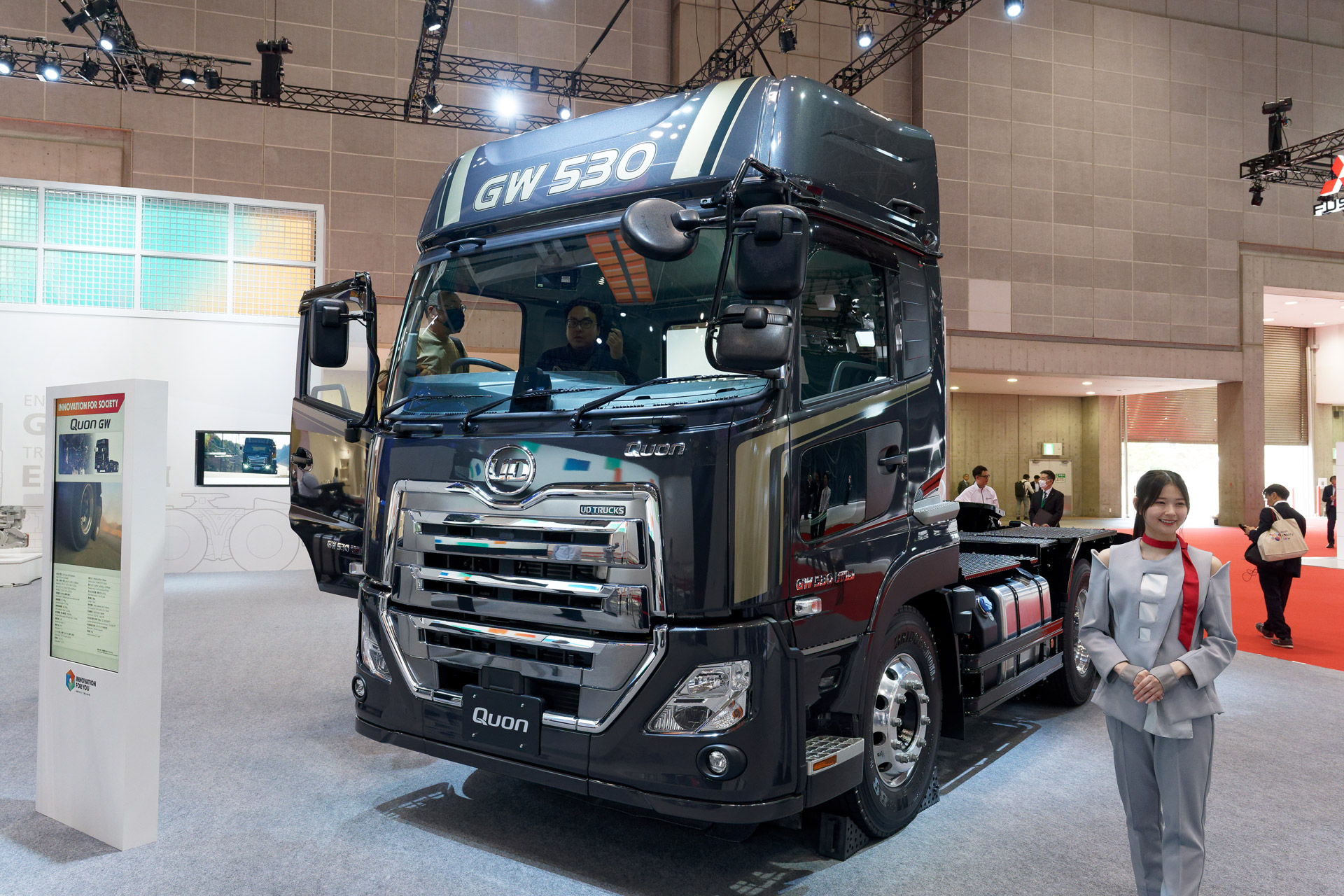 大型の「GW530」。この車種は「UDアクティブステアリング」が標準装備