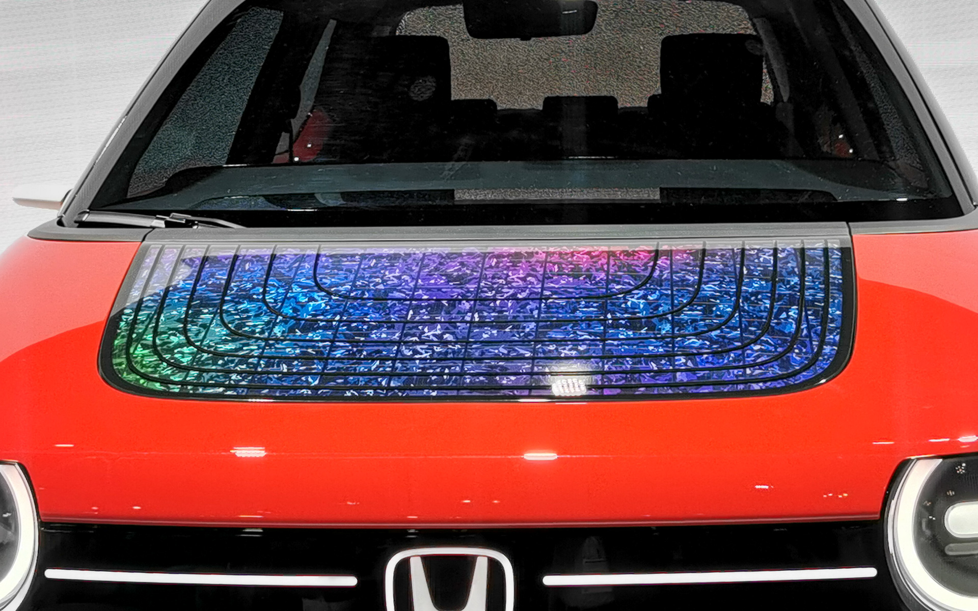 ボンネットの中央はグラデーション仕様