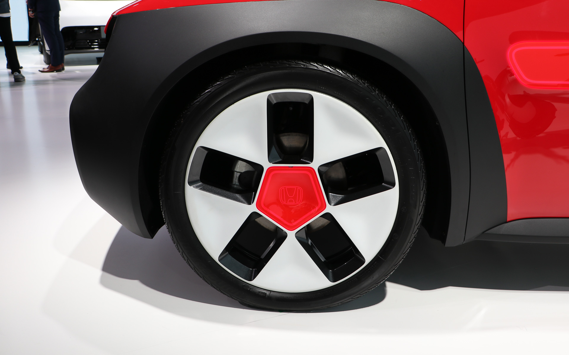 展示車両のタイヤはブリヂストンの「エコピア」でサイズは175/55R20を装着していた