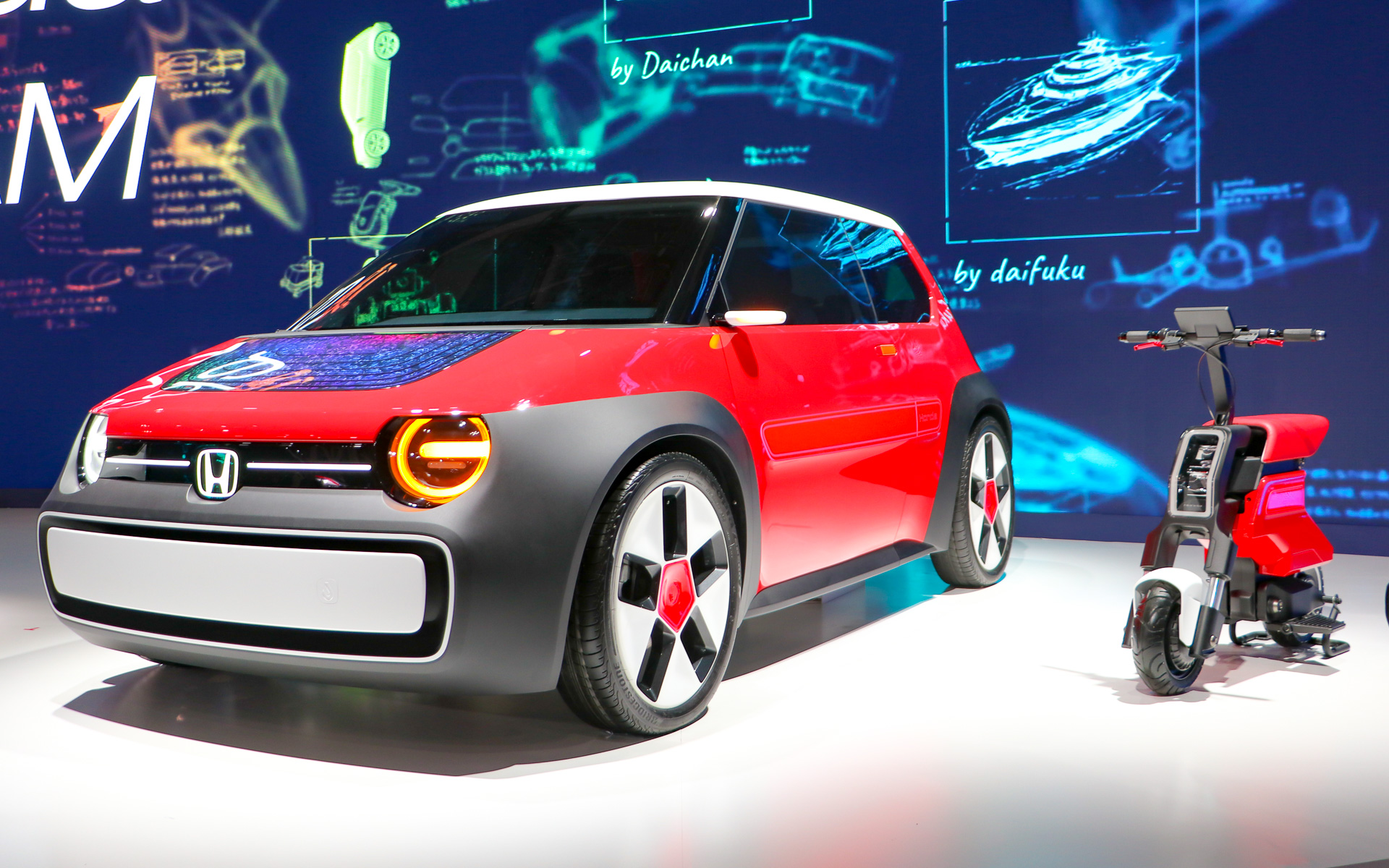 展示車両のタイヤはブリヂストンの「エコピア」でサイズは175/55R20を装着していた