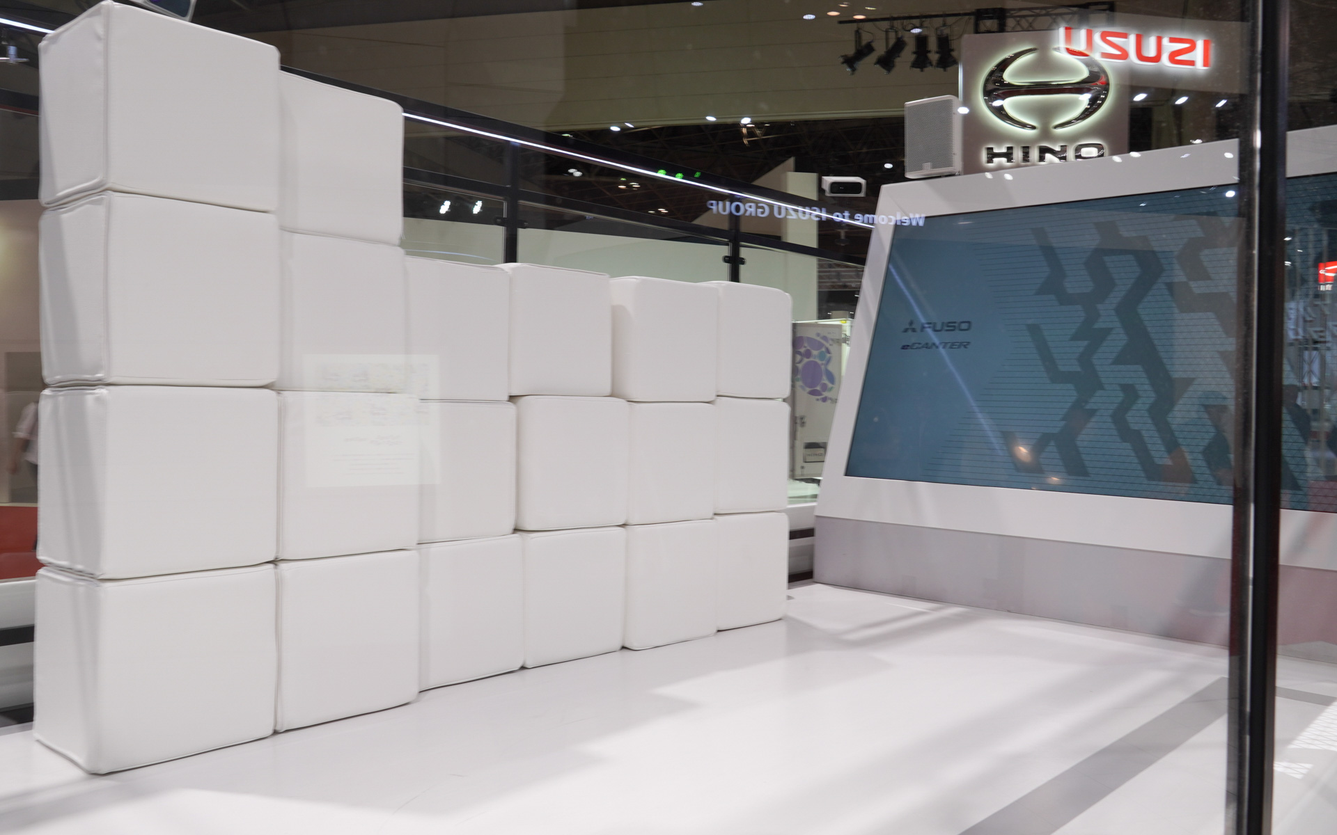 荷台にはブロックがあり、自由に積み重ねるとそれをもとにAIがデザインしてくれる