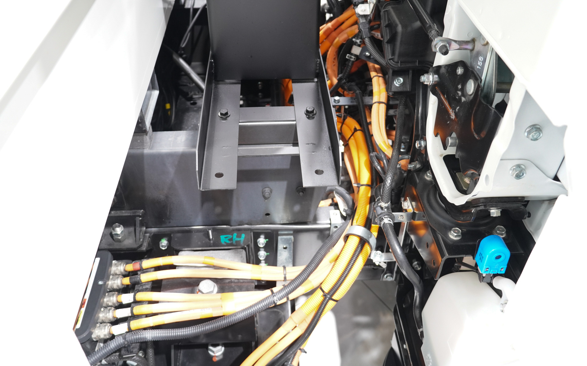 ePTOはキャビン下に装備したモーターから回転として架装に力を供給する