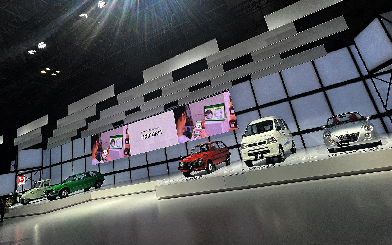 歴代のダイハツ車のなかでもエポックメイクな車両が並べられたステージ