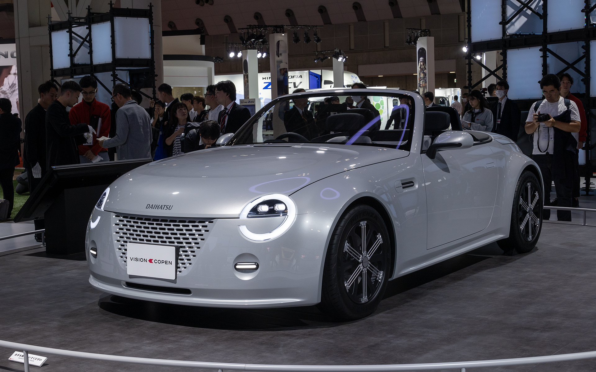 市販化を期待する声も多いビジョン コペン。登録車、FRという新しい枠組みのコペンがユーザーにどう捉えられるかを知るための展示でもある