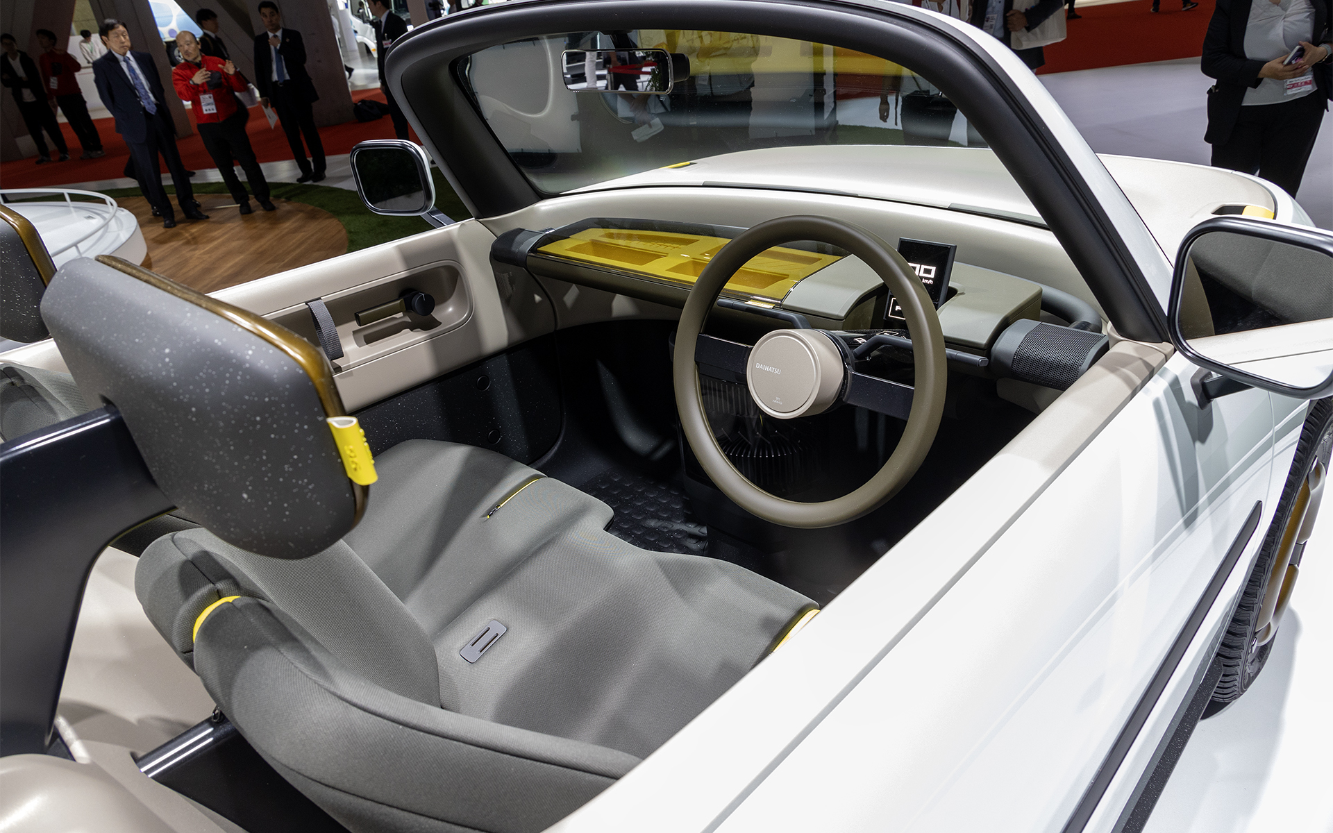 オサンポのインテリア。ドアに肘をかけるようなドライビングスタイルも取りやすいという