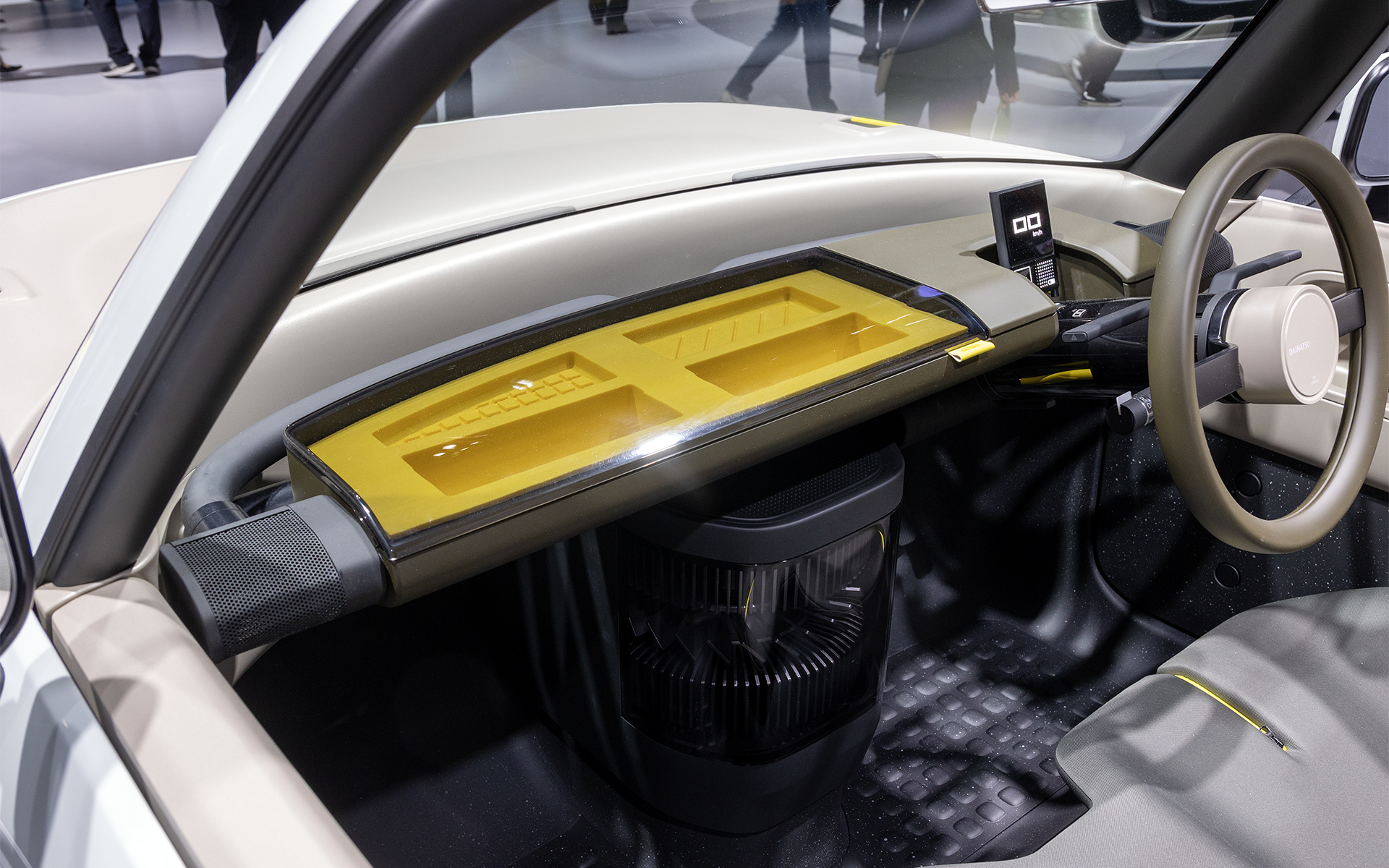 お散歩クルマということでペットボトルや折りたたみ傘などを置くためのトレイが設けられている