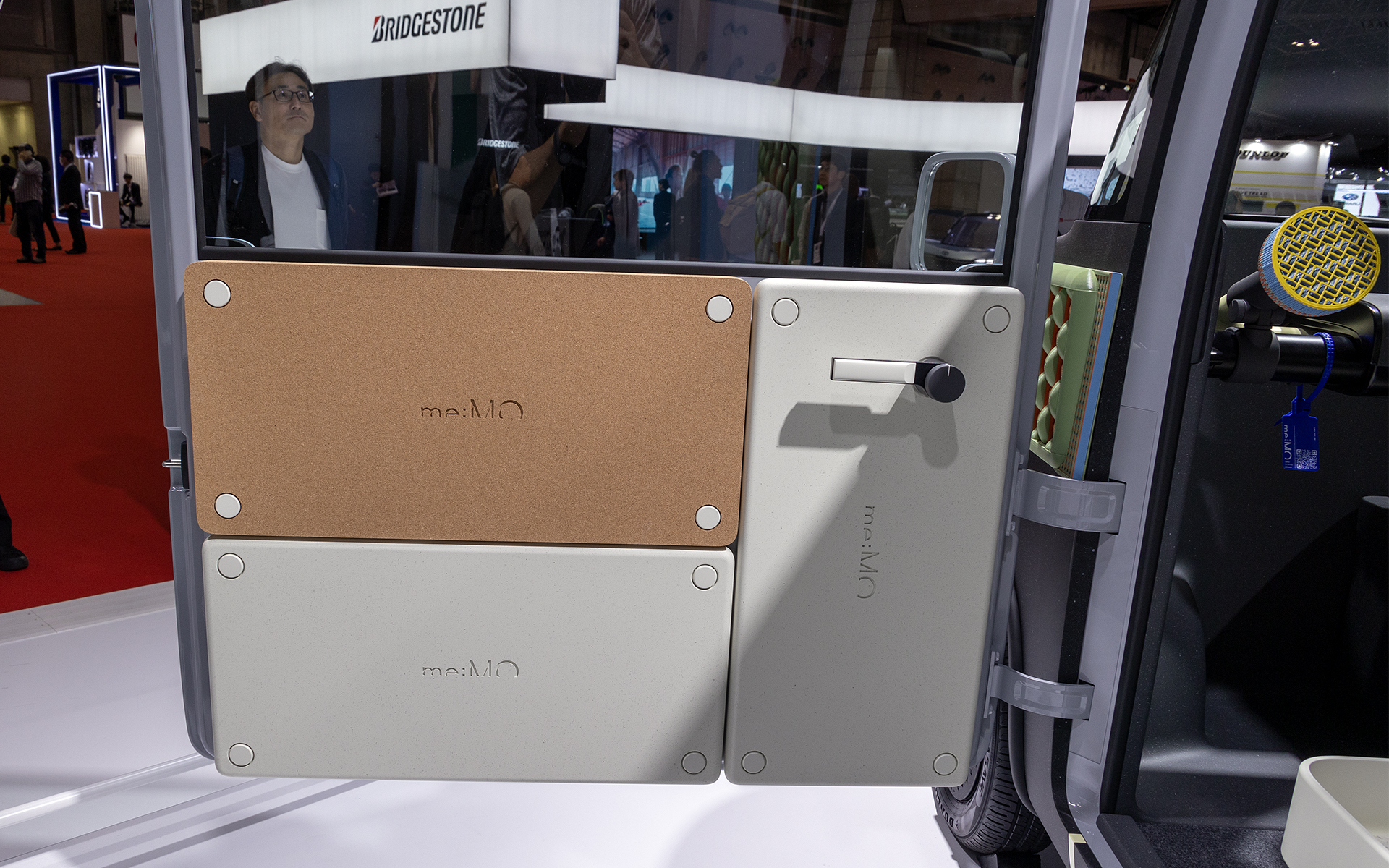 ドアの内張は同サイズのパネルを合わせていて、色を変えたり位置を変えることができる。このアイデアはすぐに市販車に活かせそうだ