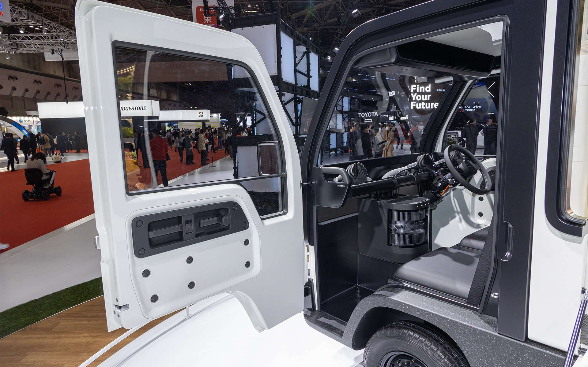 ドアの開きを大きくするのは乗り降りしやすくするためだけでなく、足下にたまった土汚れなどを吐き出しやすくするためでもあるとのことだった