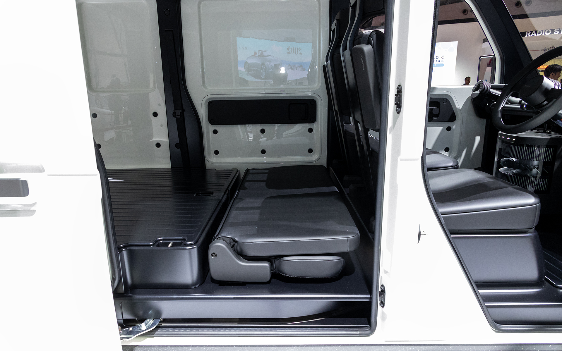 2列目シートは畳むと床に収まる