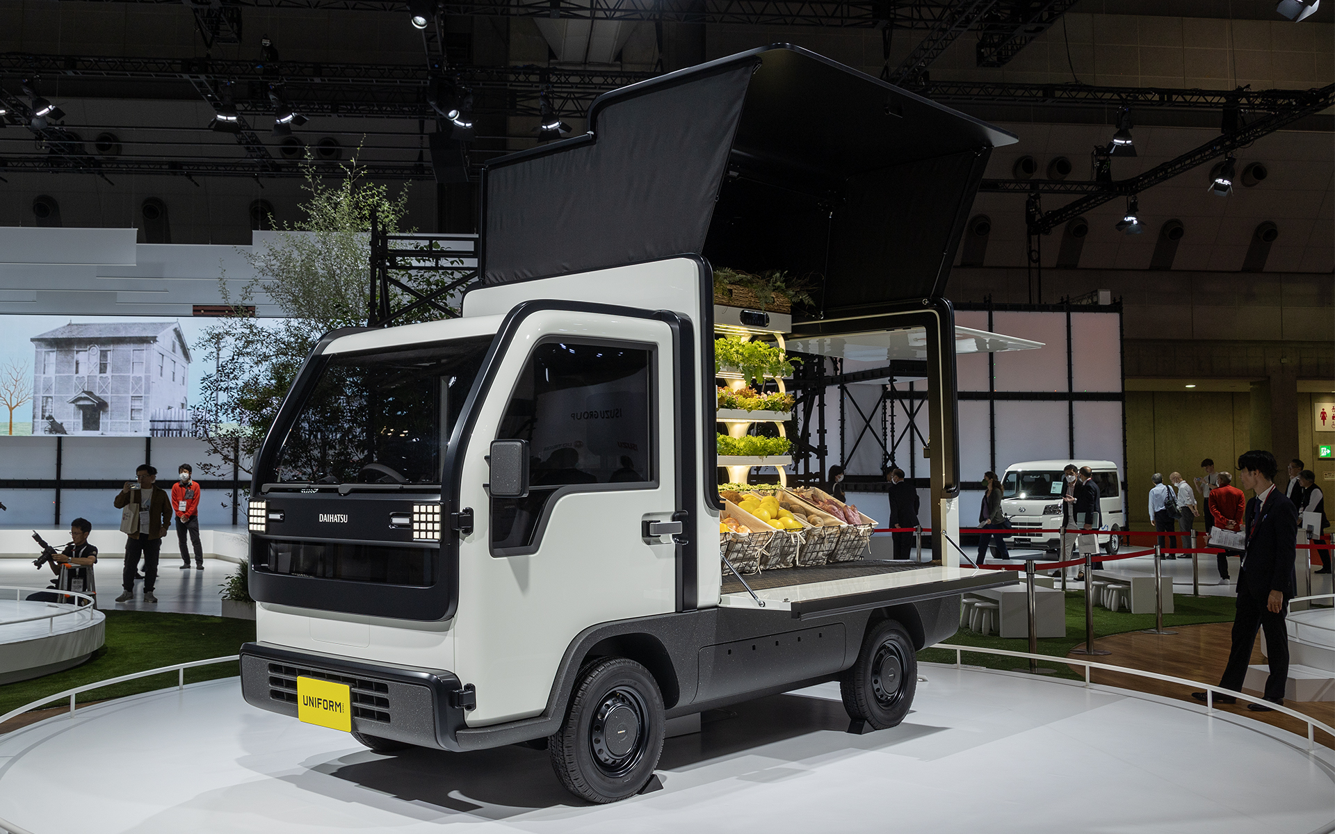 「UNIFORM TRUCK（ユニフォーム トラック）」と未来のNibakoの組み合わせ