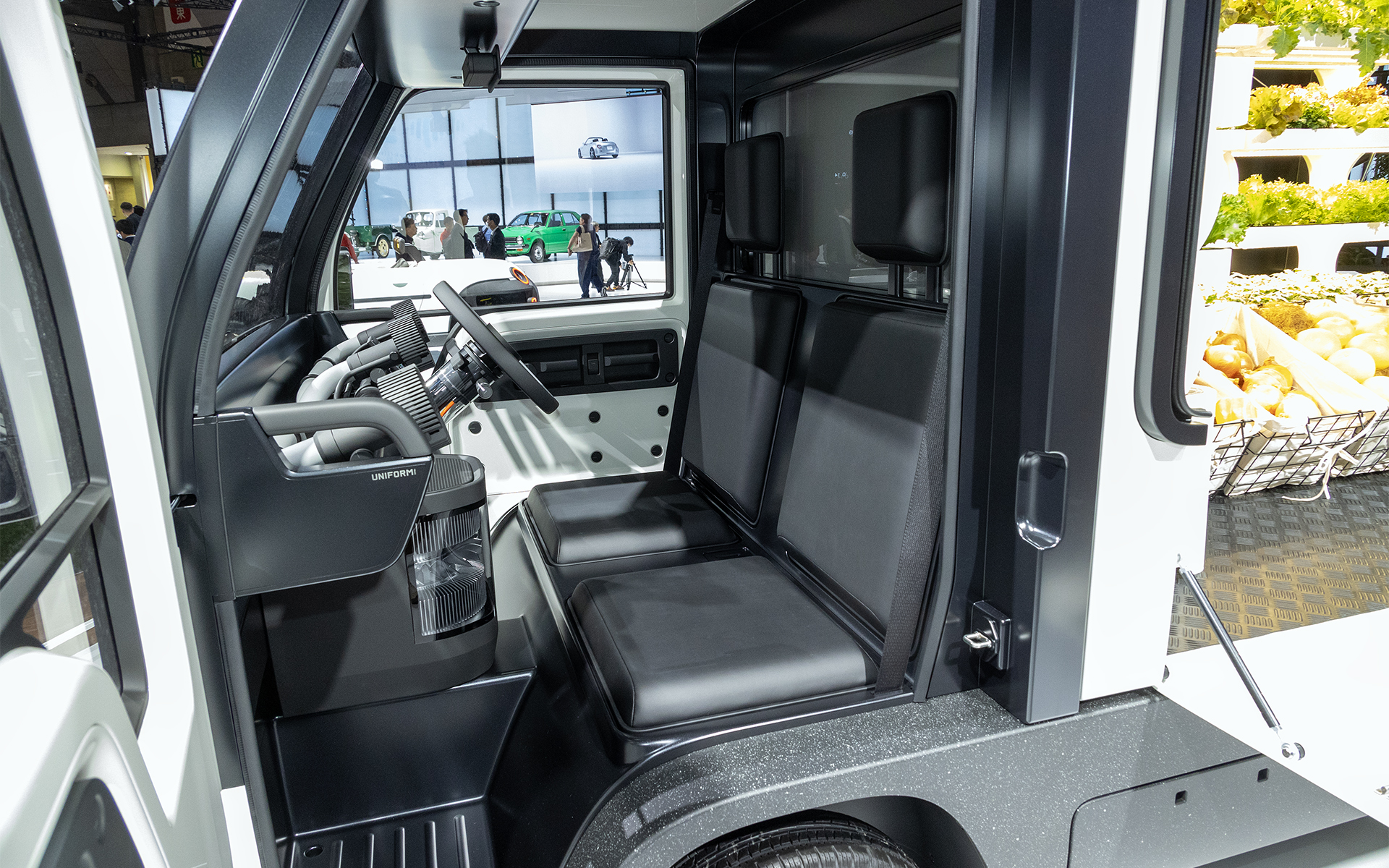 ユニフォーム トラックの前席