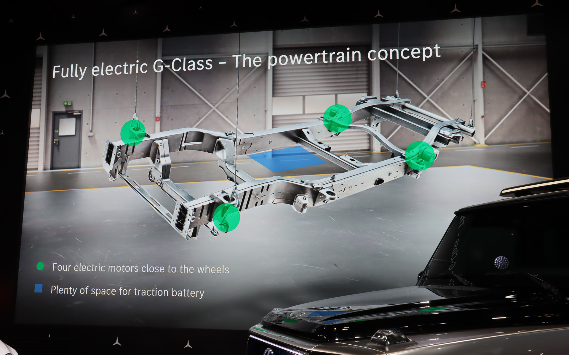 “電動化されたGクラス”にも採用される4つのモーターを使う電動パワートレーン。フロア下にレイアウトされる走行用バッテリはラダーフレームに対応させるため開発を行なった