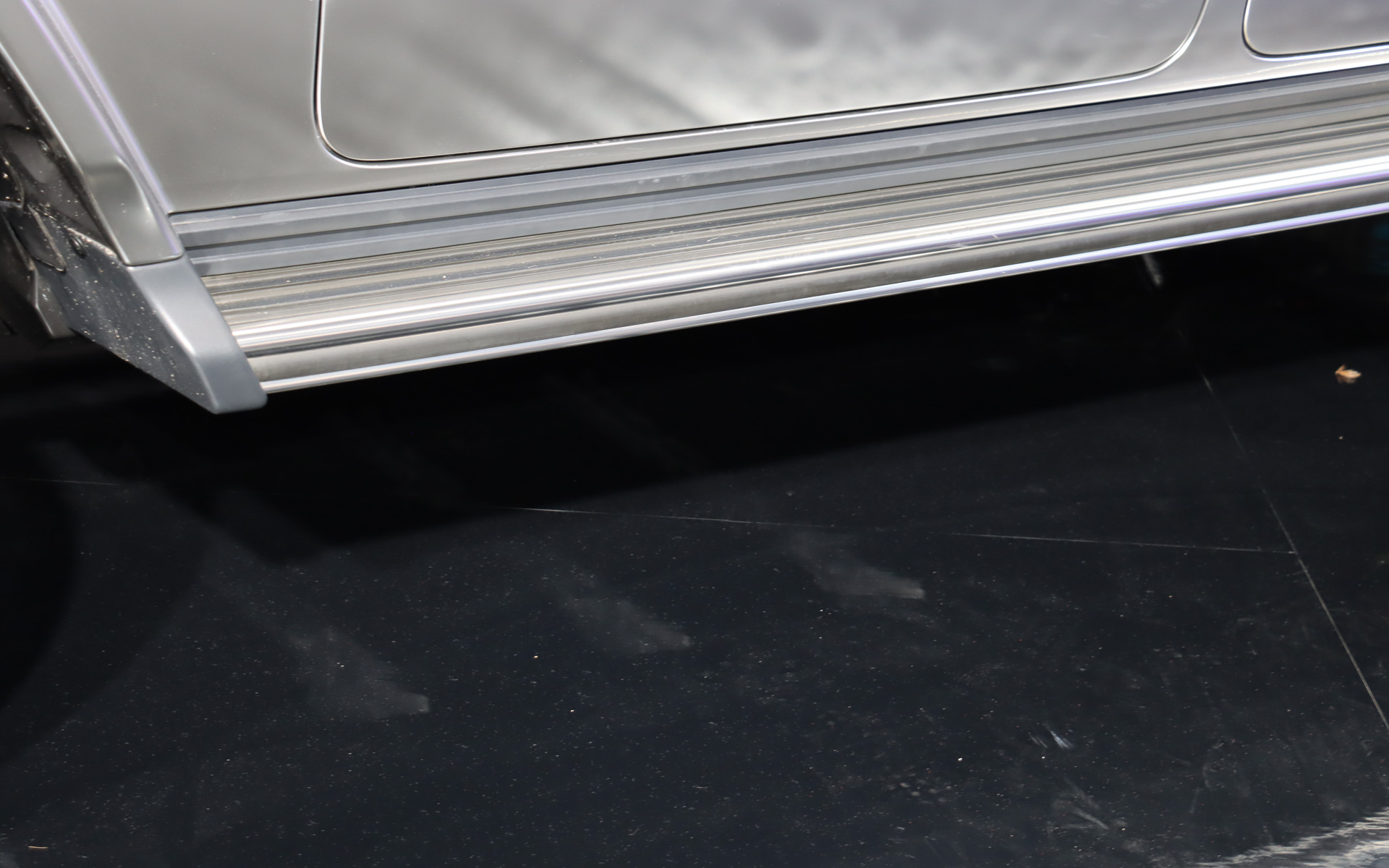 フロア下の撮影は許可されなかったため、複合素材を使っているという新しいアンダーライドガードについては、黒いステージフロアに反射した3本の白いサイドバーがぼんやりと確認できるだけだった