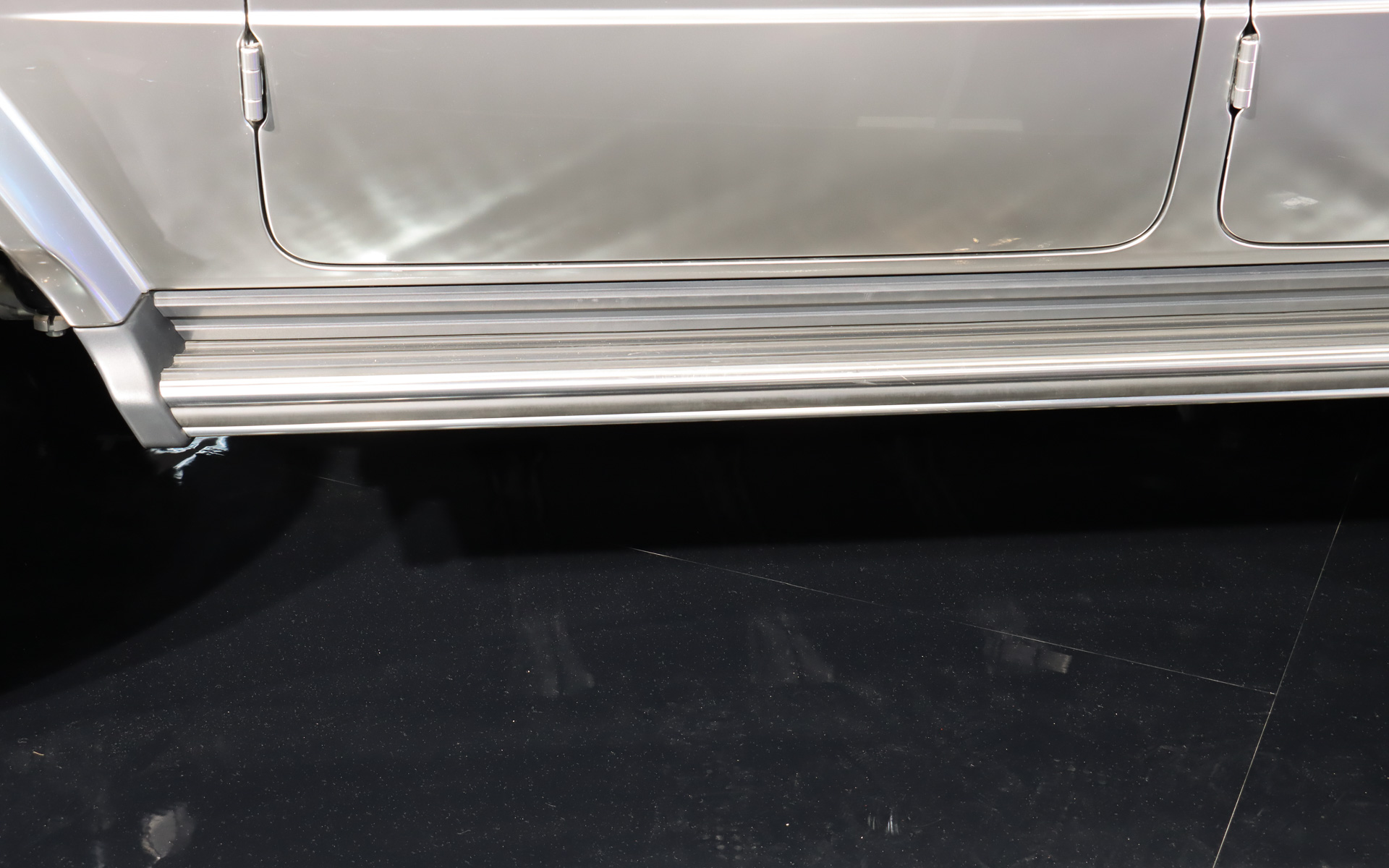 フロア下の撮影は許可されなかったため、複合素材を使っているという新しいアンダーライドガードについては、黒いステージフロアに反射した3本の白いサイドバーがぼんやりと確認できるだけだった