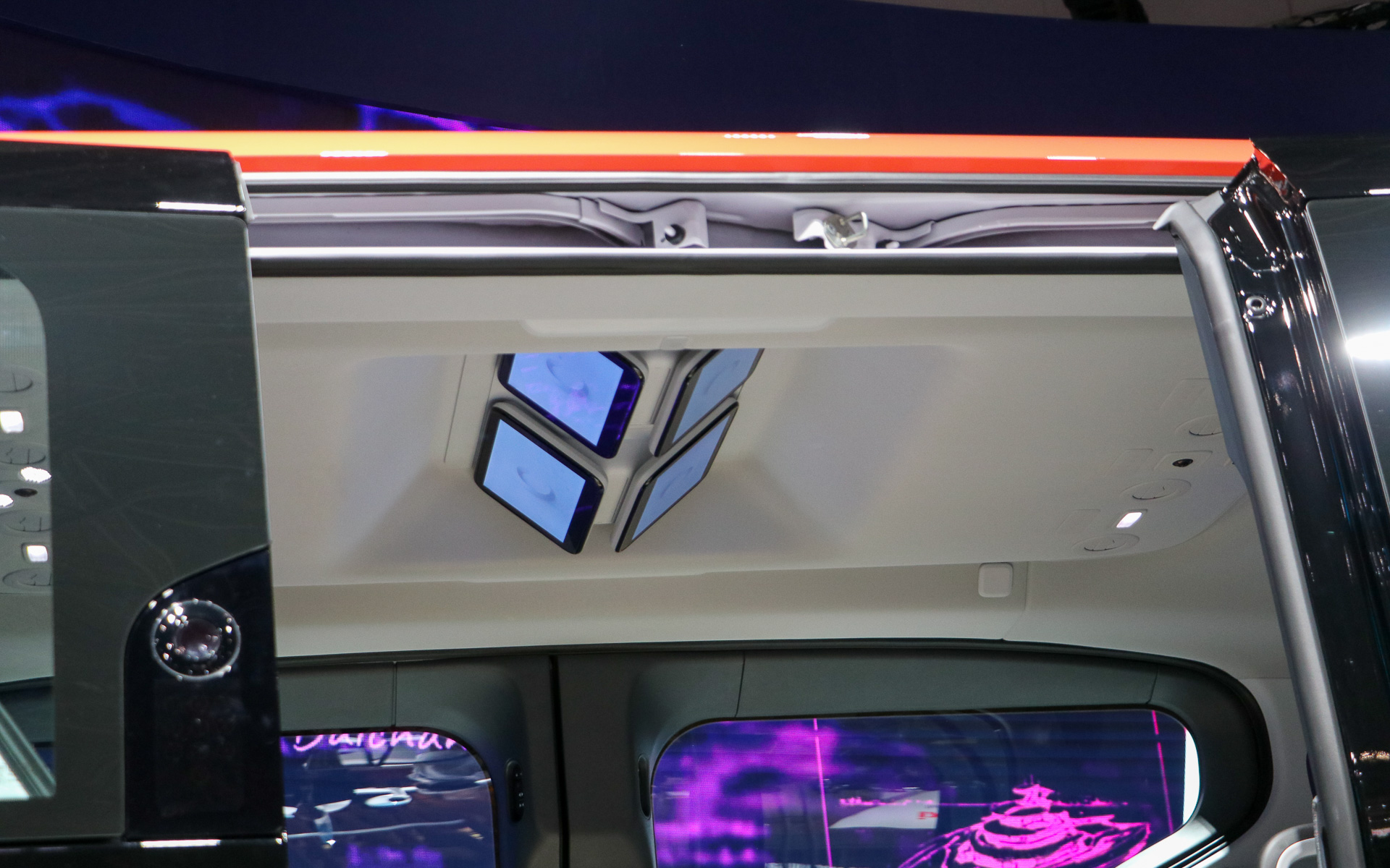 室内の天井には計6個のモニター、エアコン送風口、照明などが配置されている