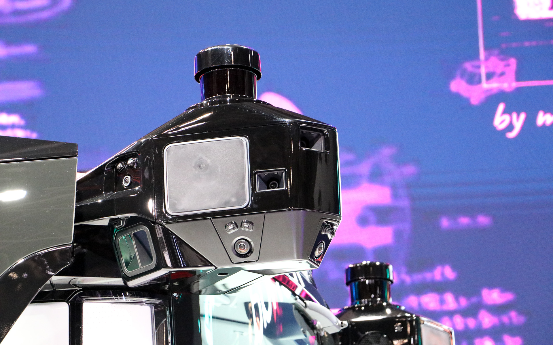 前後4か所の突起部には複数のLiDAR、センサー、カメラが搭載されている