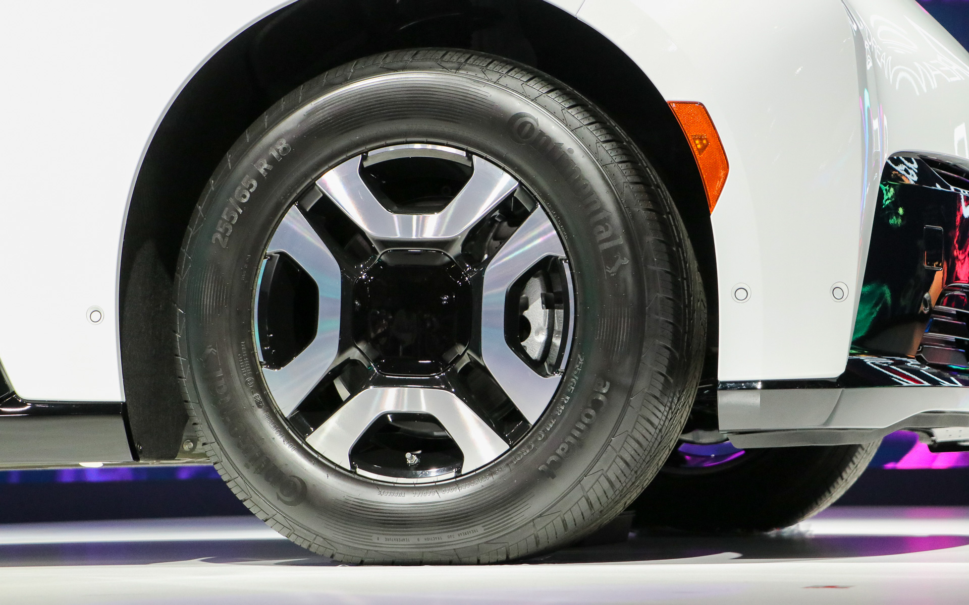 タイヤはコンチネンタルの「aコンタクト」で、装着サイズは前後とも255/65R18