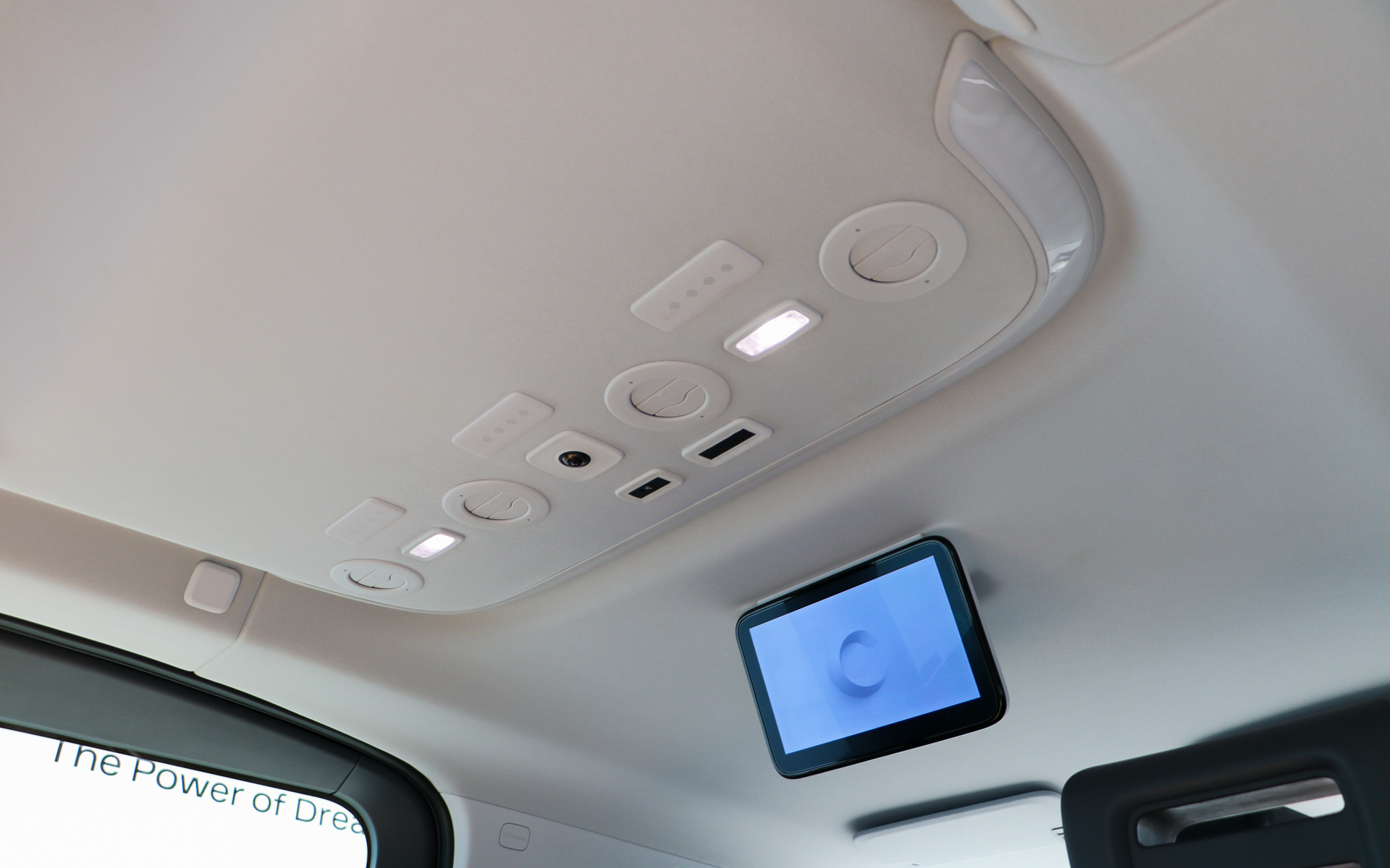 室内の天井には計6個のモニター、エアコン送風口、照明などが配置されている