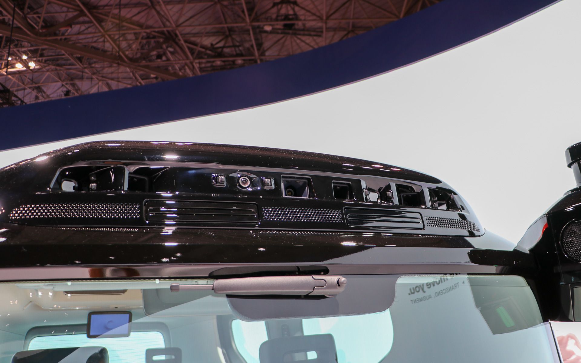 フロント上部にも複数のLiDAR、センサー、カメラを搭載