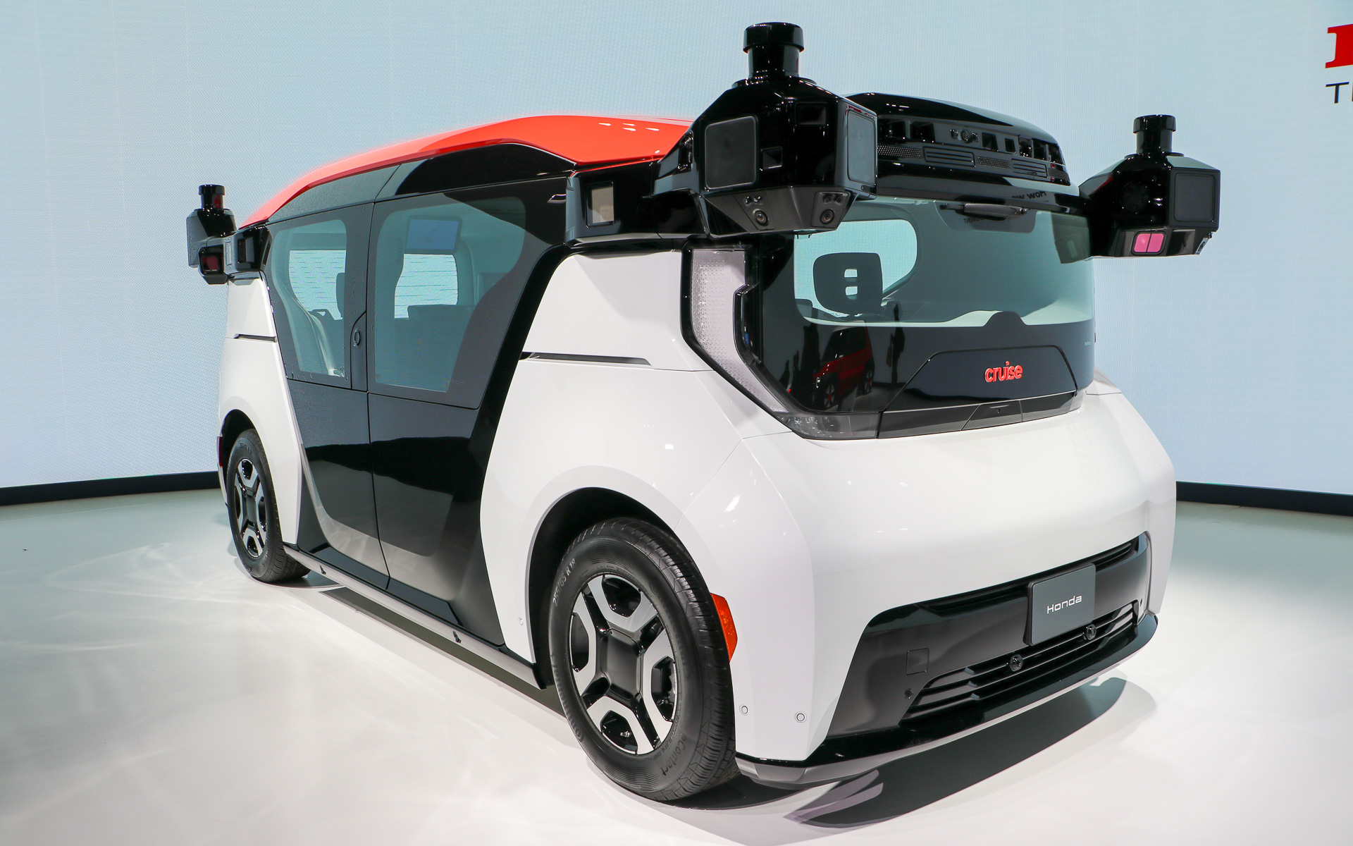 日本初公開となる自動運転タクシー車両の「クルーズ オリジン」