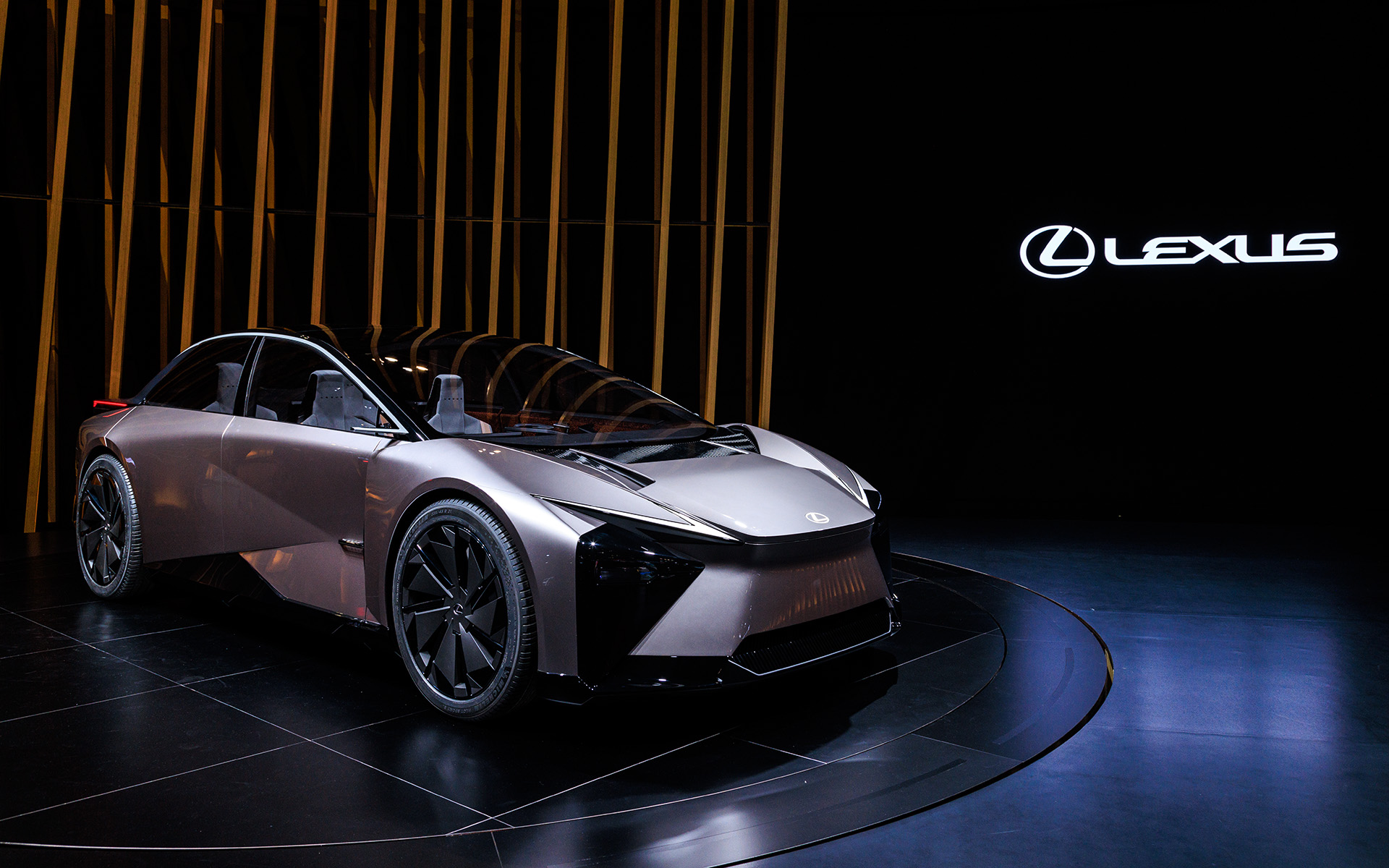 次世代バッテリEVを世界初公開したレクサスブース