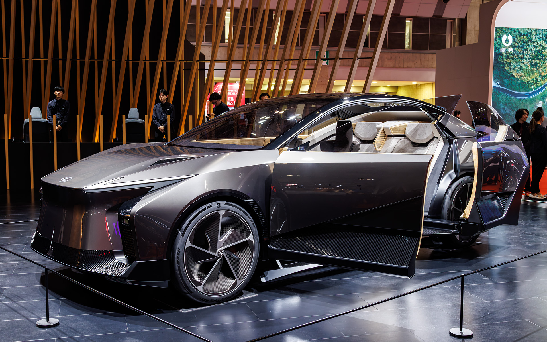 BEVのフラグシップコンセプトモデルとなる「LF-ZL」