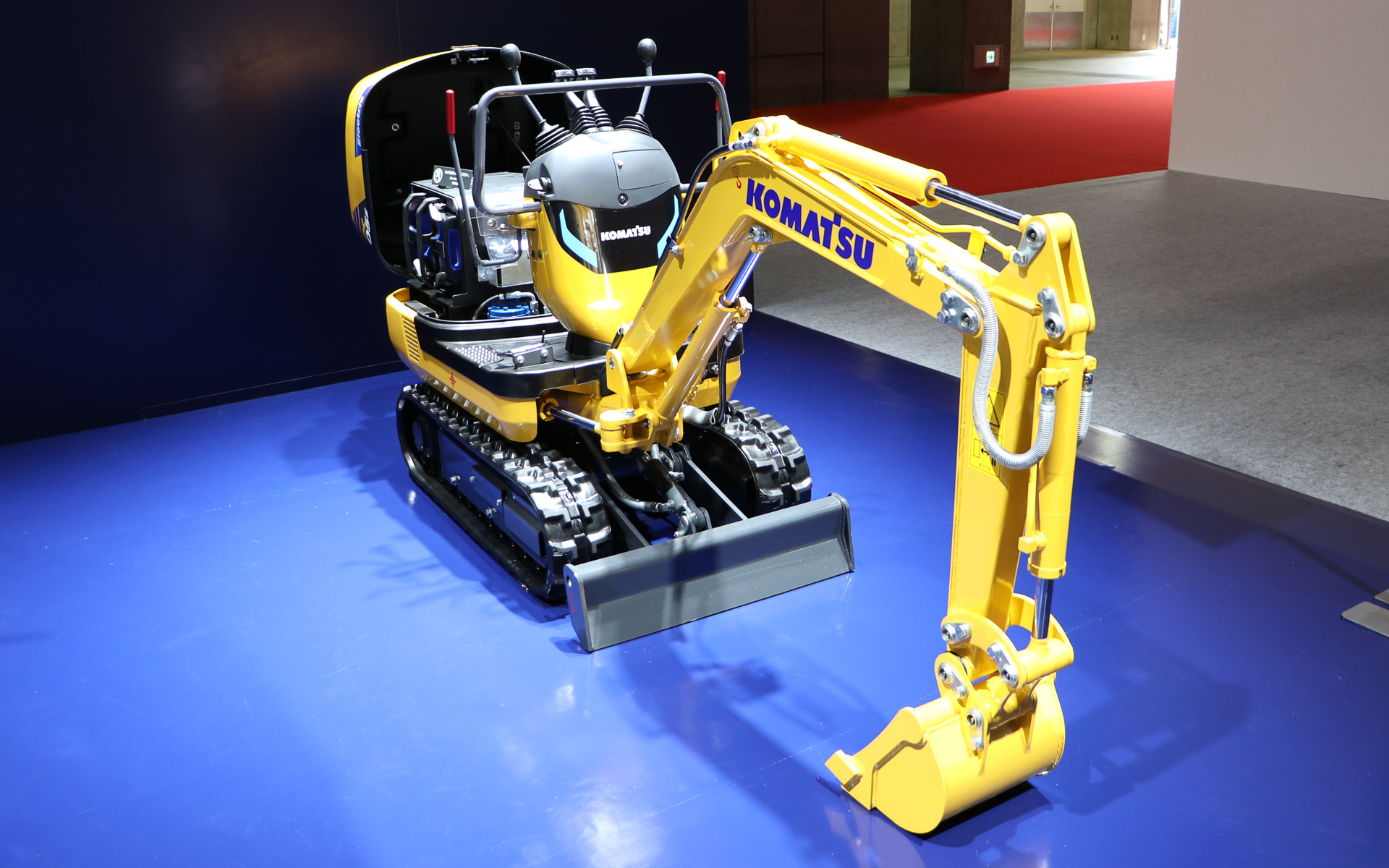 電動マイクロショベル「PC05E-1」プロトタイプモデル（コマツ製）。車両重量は約500kgあるという