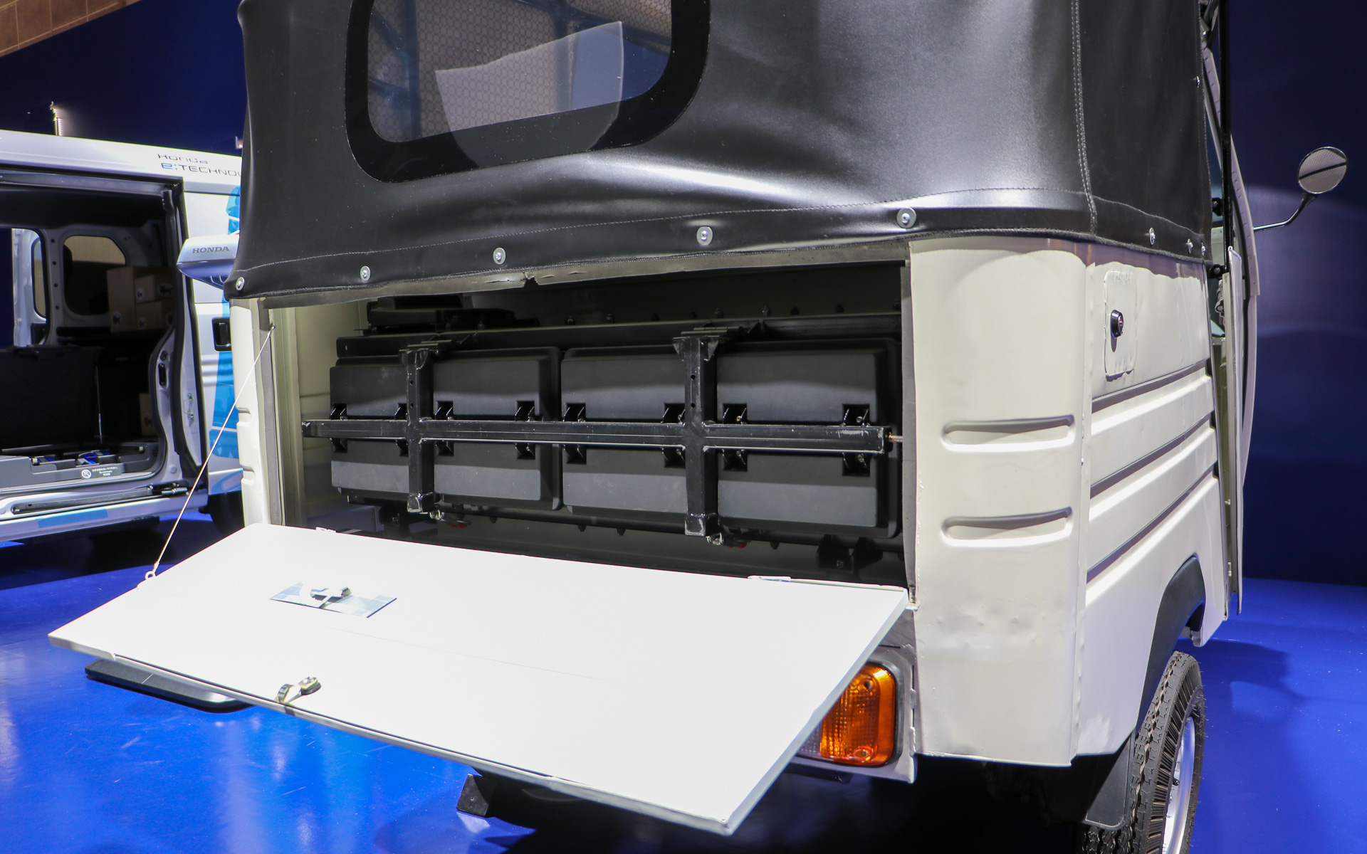 後部にモバイルパワーパック e：を4つ搭載している