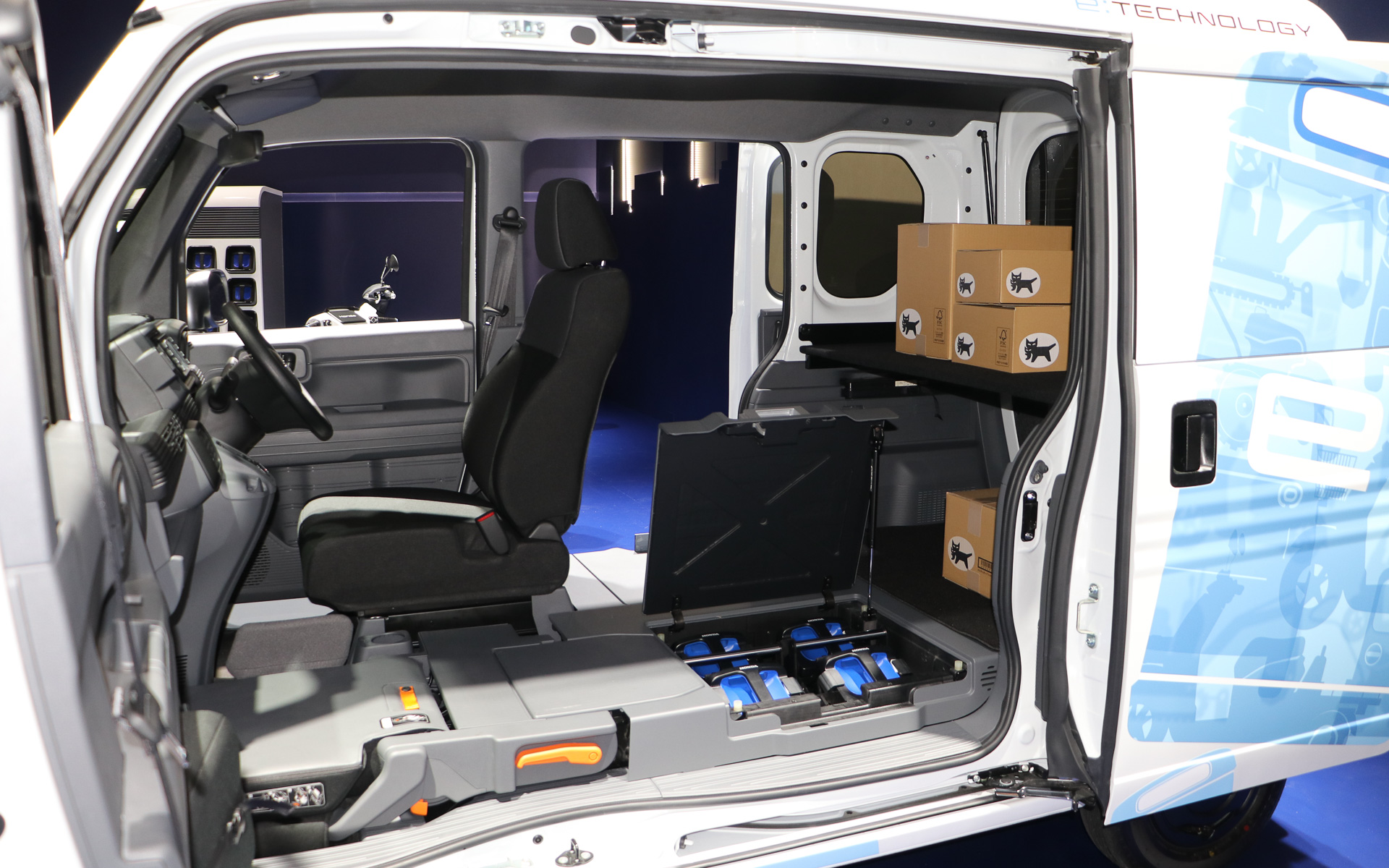 中央の床下に8個のモバイルパワーパック e：を搭載する