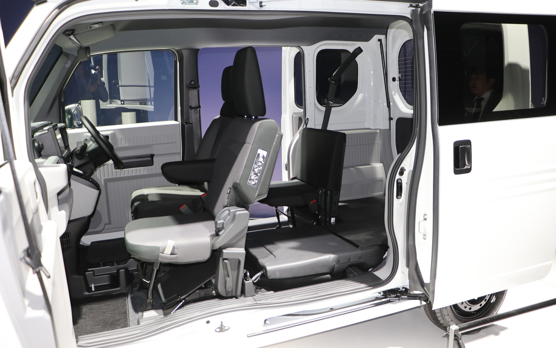 ガソリンモデルと同じく広大なフラットスペースを確保できている